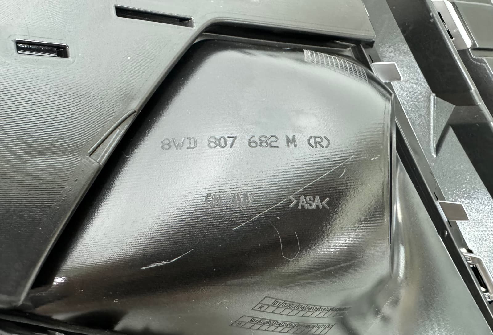 Права накладка переднього бампера хром 8WD 807 682 M для Audi A4 B9 РЕСТАЙЛІНГ 2020-2023 2