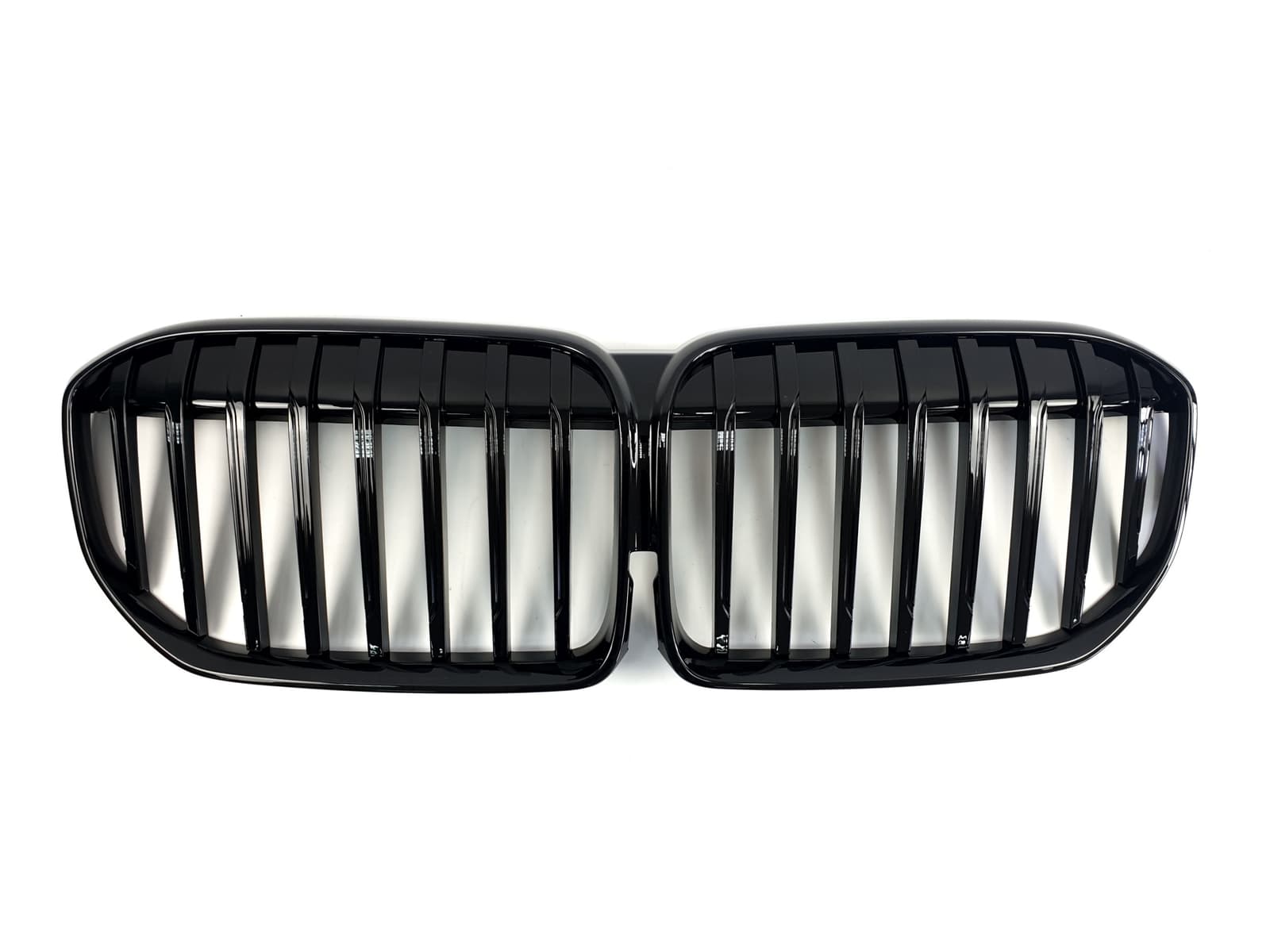 Ніздрі Чорний глянець (1 BAR) на BMW 7 Series G11 / G12 2019-2023 року
