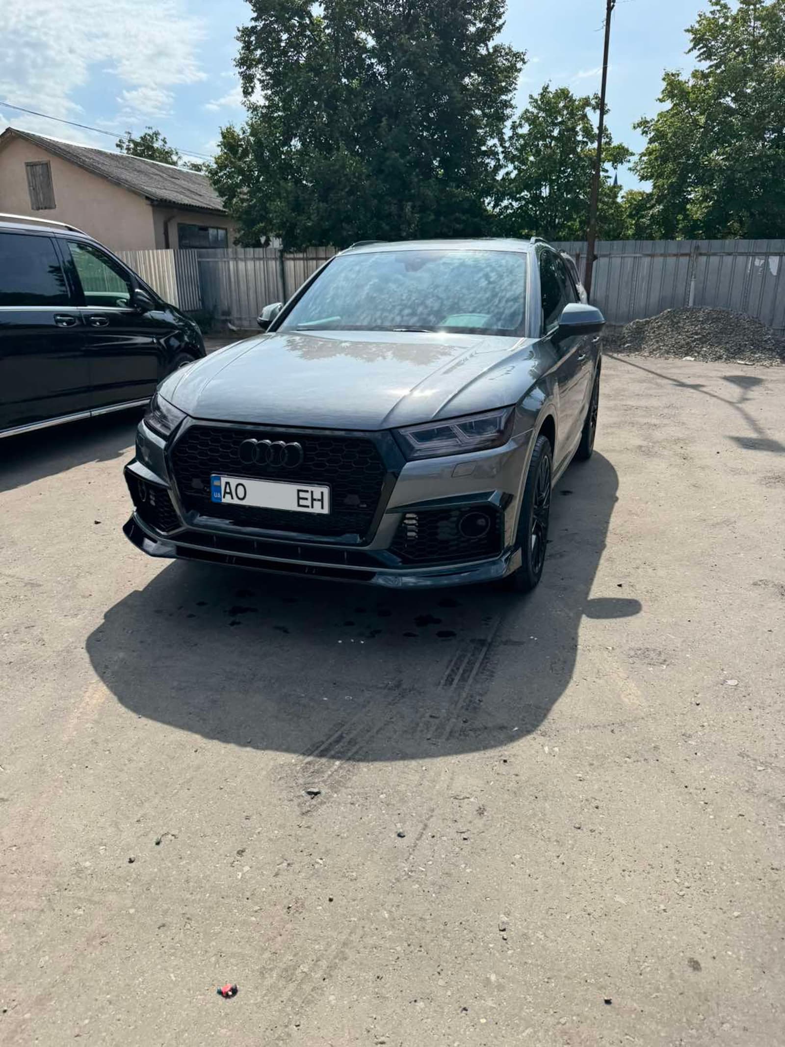 Губа (переднього бампера) Чорний глянець (під RS бампер) на Audi Q5 80A 2016-2020 року 6