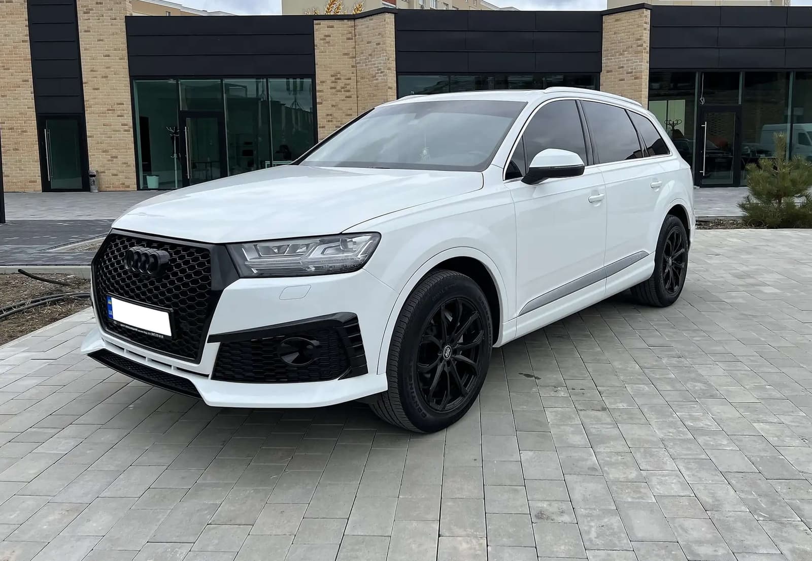 Передній бампер (RS Style) Silver Black на Audi Q7 4M 2015-2020 року 5