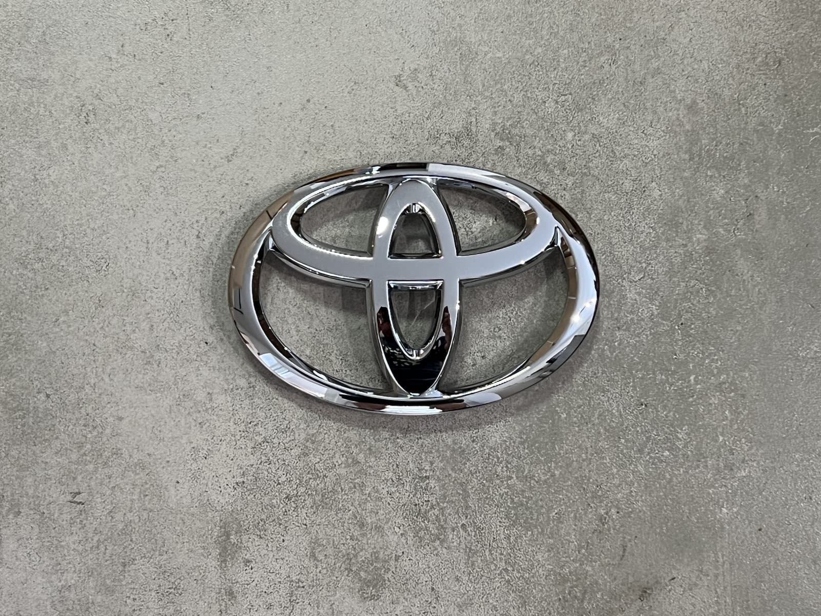 Лого емблема на решітку Toyota Land Cruiser 200 2012-2015