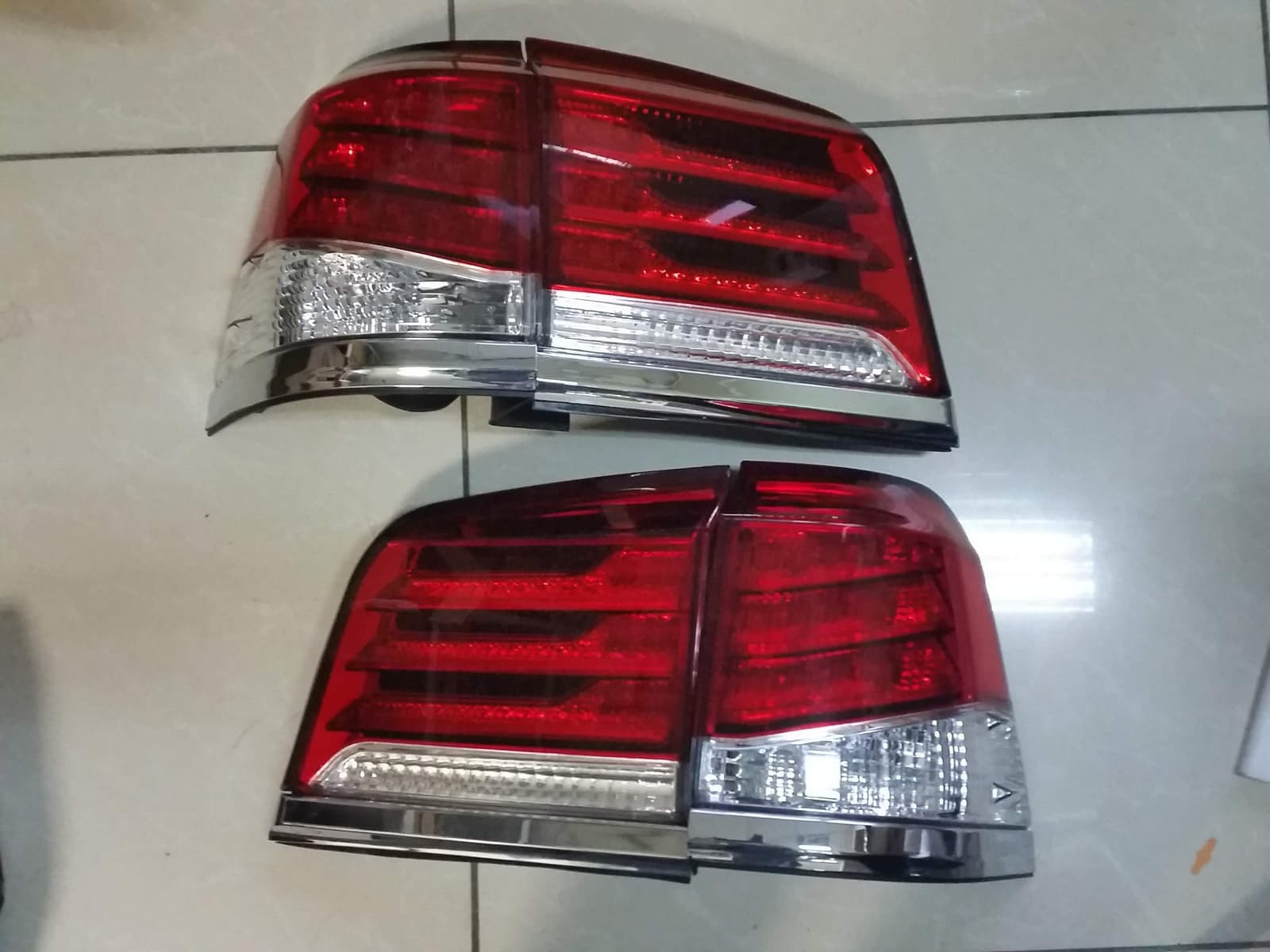 Задні ліхтарі рестайлінг Lexus LX 570 2012-2015 червоно-білі (комплект 4шт.)