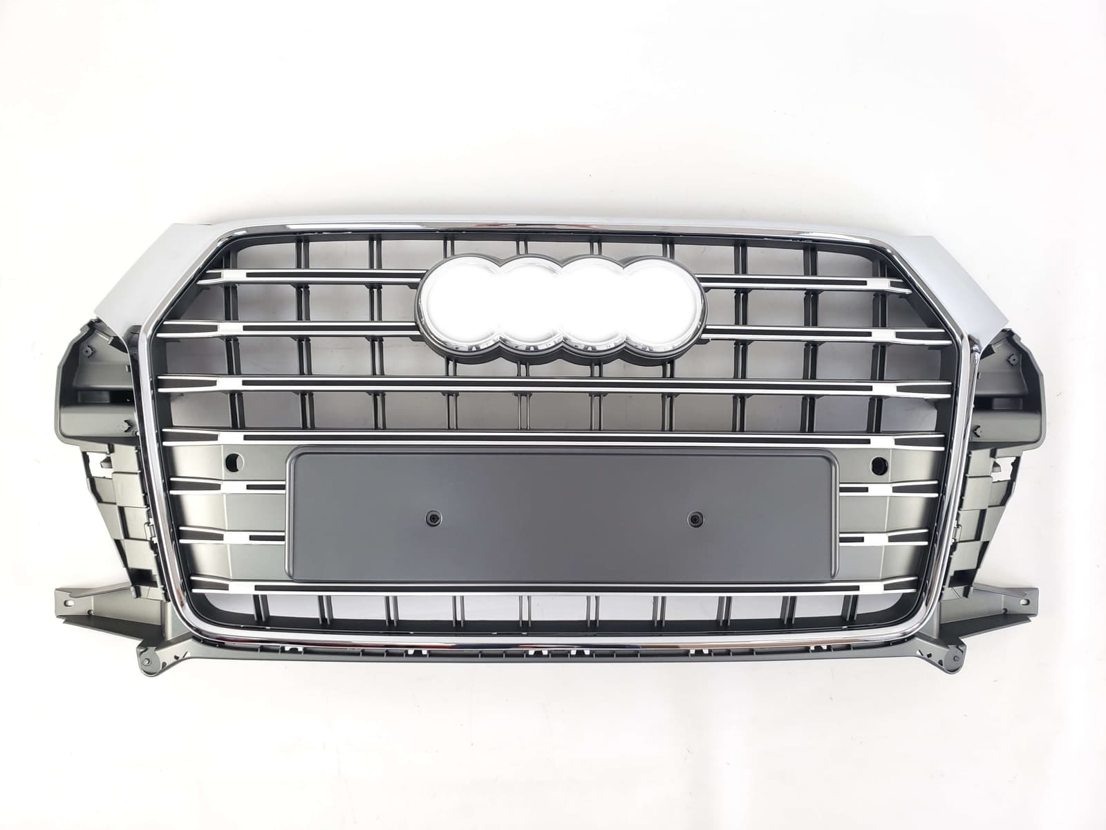 Решітка радіатора Silver Chrome (в стилі SQ3) на Audi Q3 8U 2014-2018 року