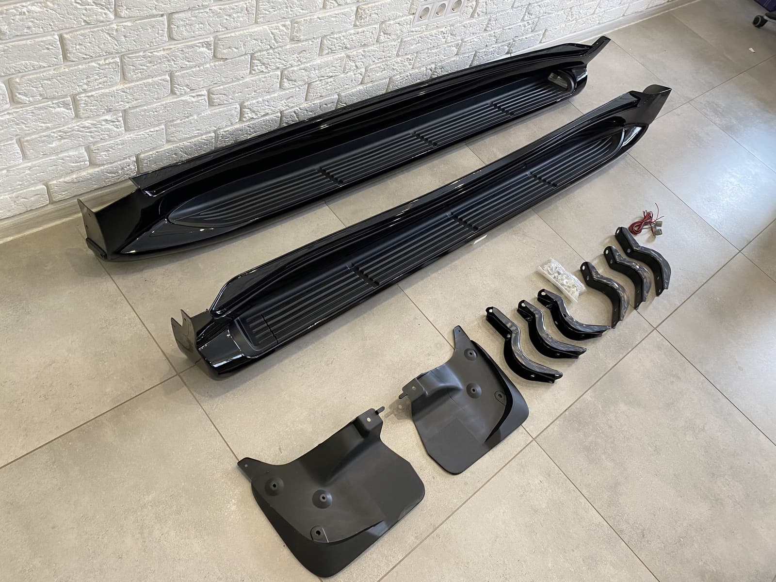 Пороги ОЕМ Toyota Land Cruiser 200 2007-2021 / Lexus LX 570 2007-2015 з підсвічуванням в стилі Lexus (колір чорний)