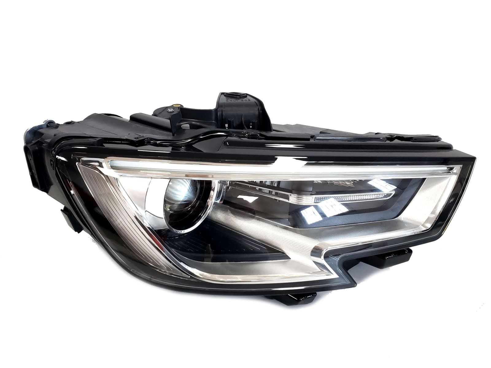 Передні фари (Bi-Xenon Європа комплектні) на Audi A3 8V 2016-2020 року 2