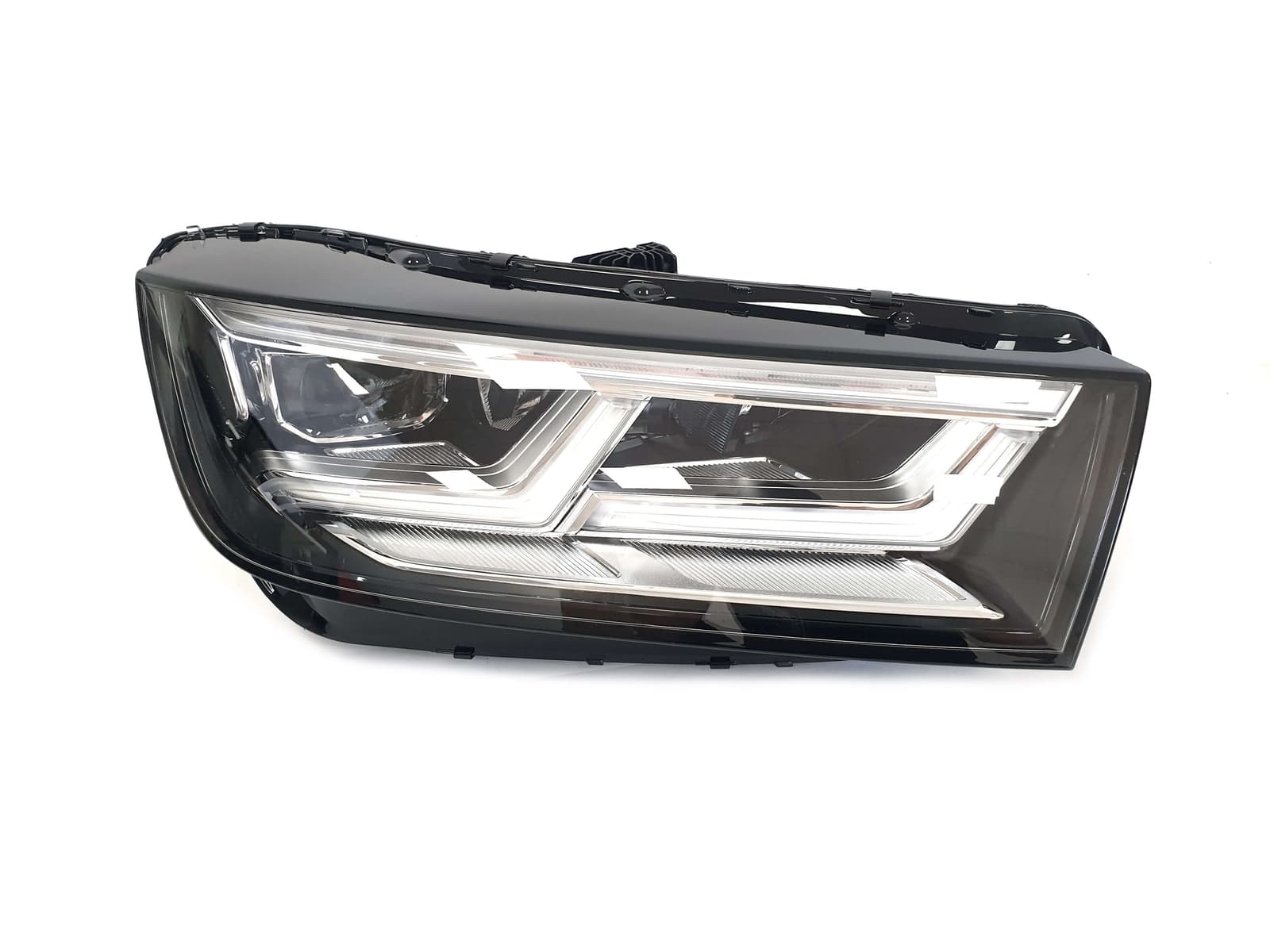 Передні фари (LED Європа комплектні) на Audi Q5 80A 2016-2020 року 2