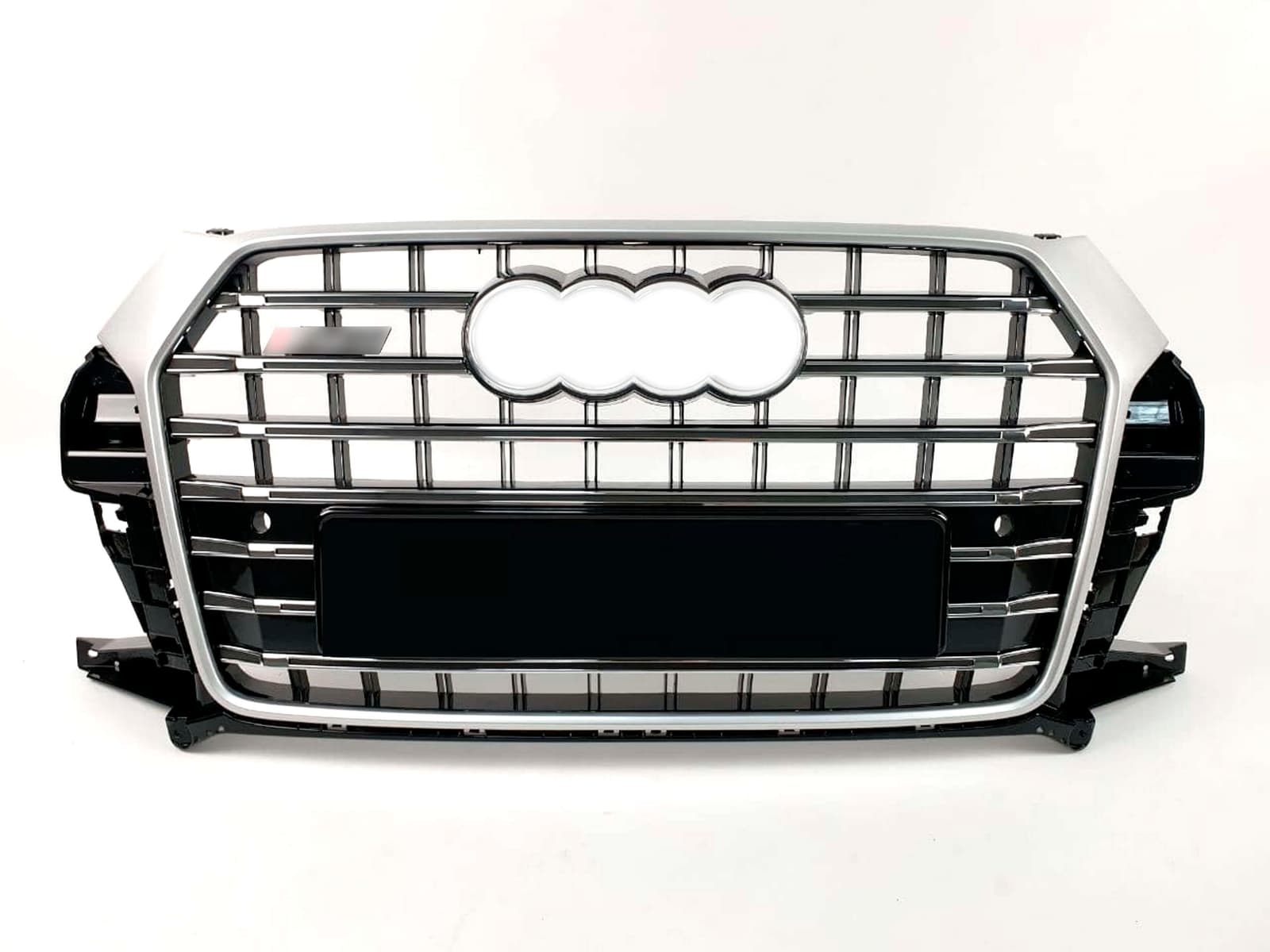 Решітка радіатора Silver Black (в стилі SQ3) на Audi Q3 8U 2014-2018 року