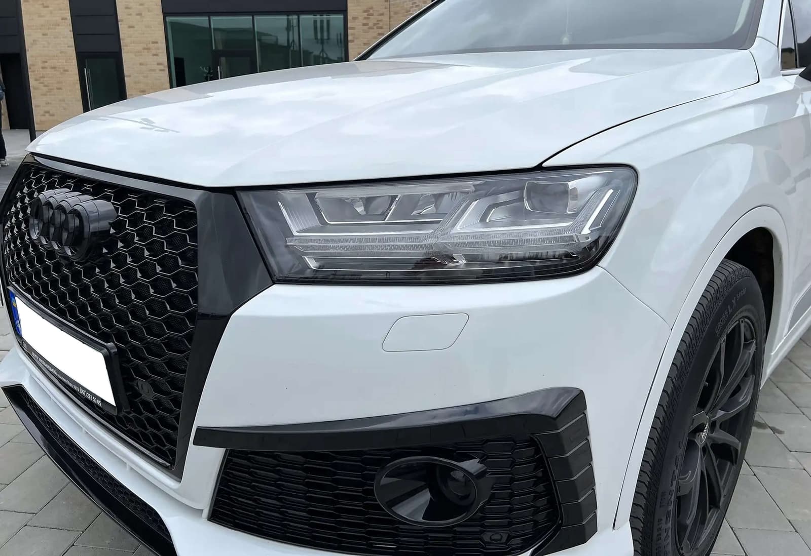 Передній бампер (RS Style) Silver Black на Audi Q7 4M 2015-2020 року 6
