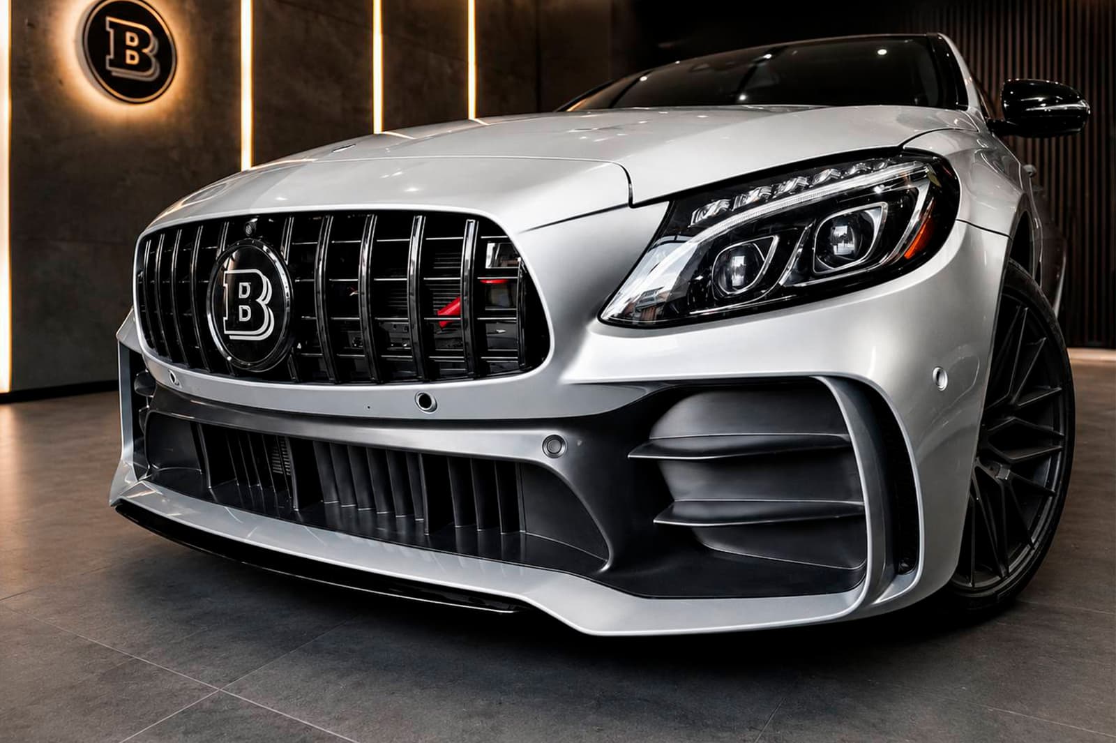 Передній бампер в зборі (дизайн C63 GT)