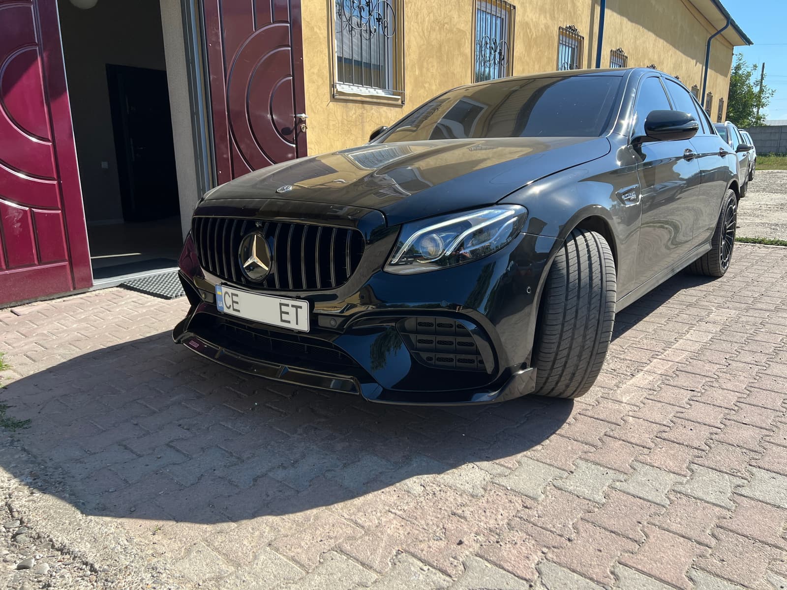 Губа (переднього бампера) Чорний глянець на Mercedes-Benz E-Class W213 2016-2020 року 6