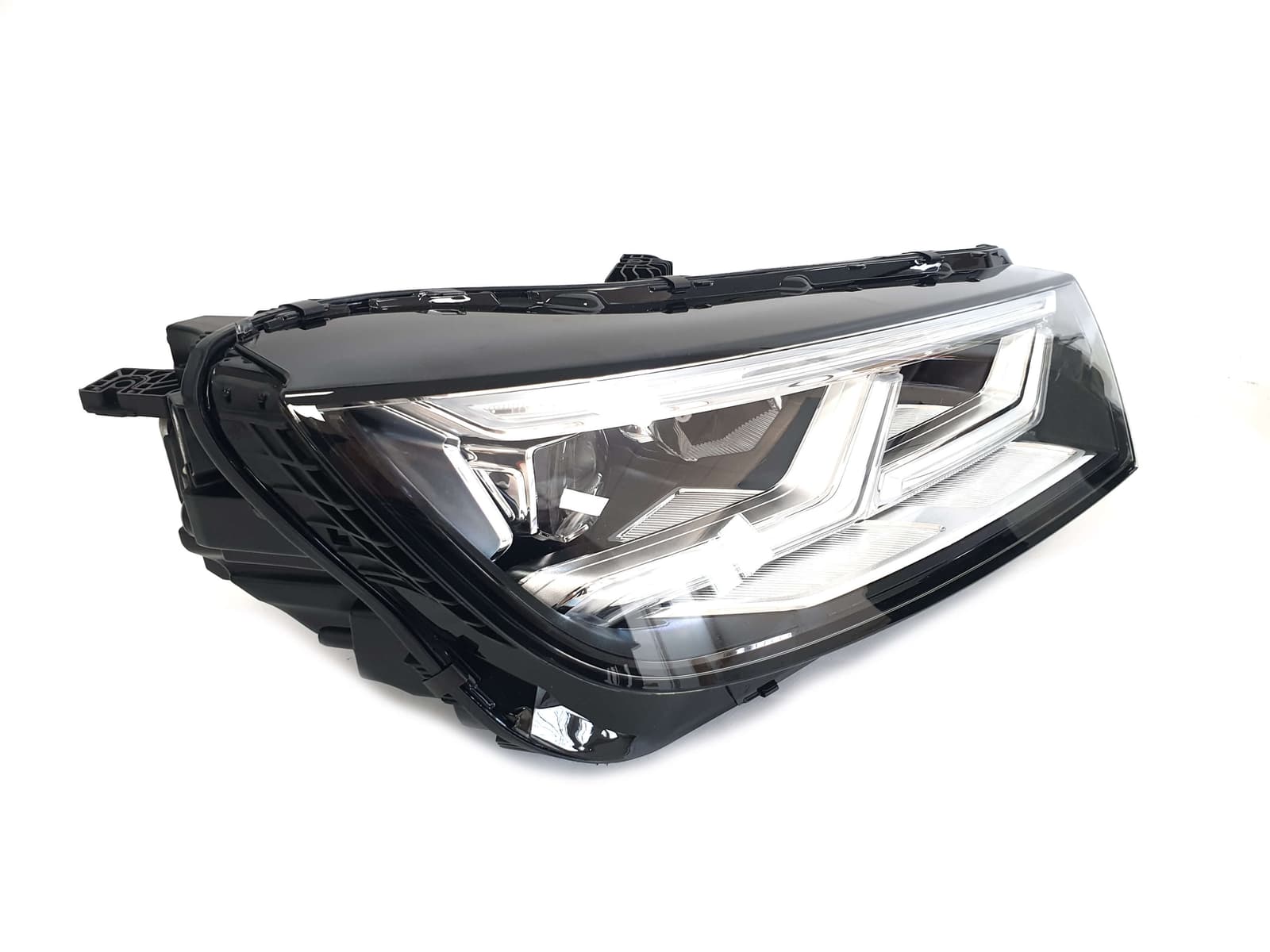 Передні фари (LED Європа комплектні) на Audi Q5 80A 2016-2020 року 3