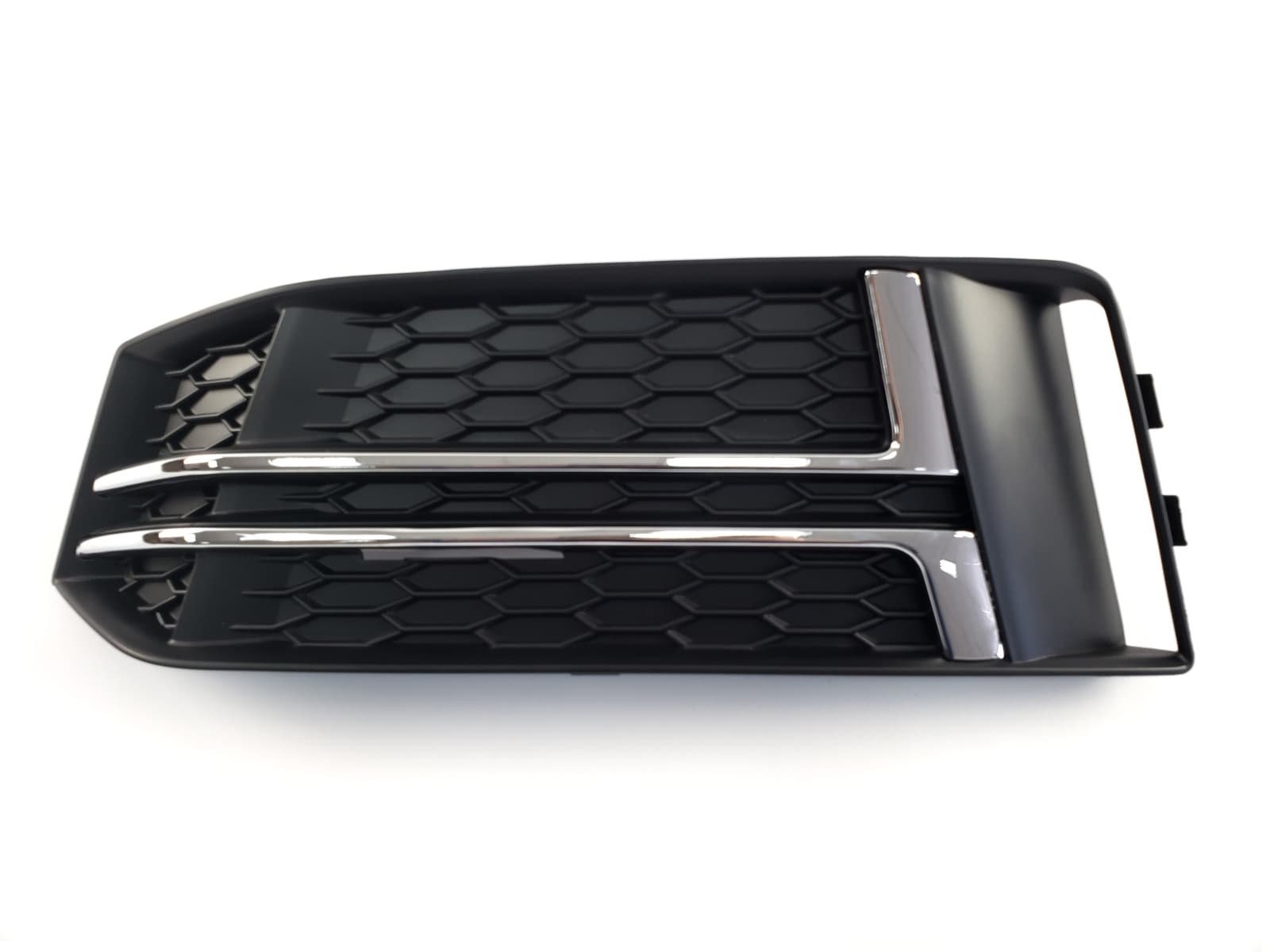 Решітки в бампер Chrome Black (S4) S-Line на Audi A4 B9 2015-2019 року 4