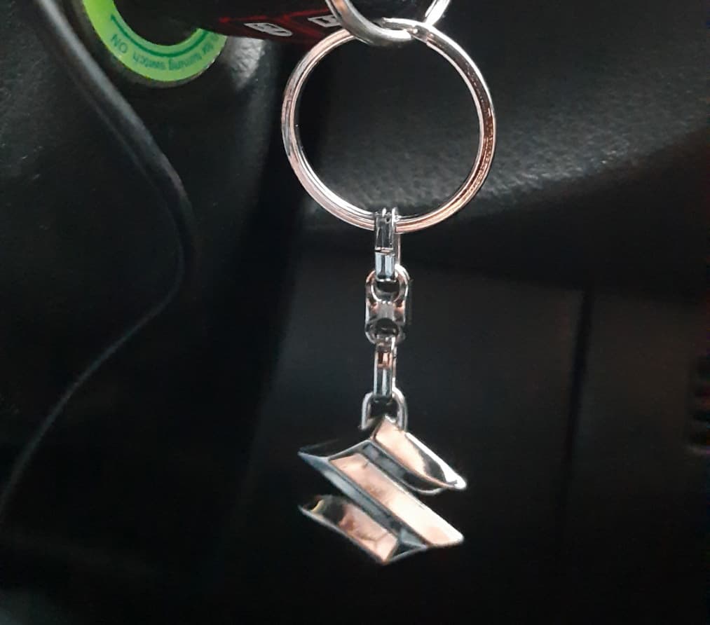 Металічний брелок з логотипом Suzuki