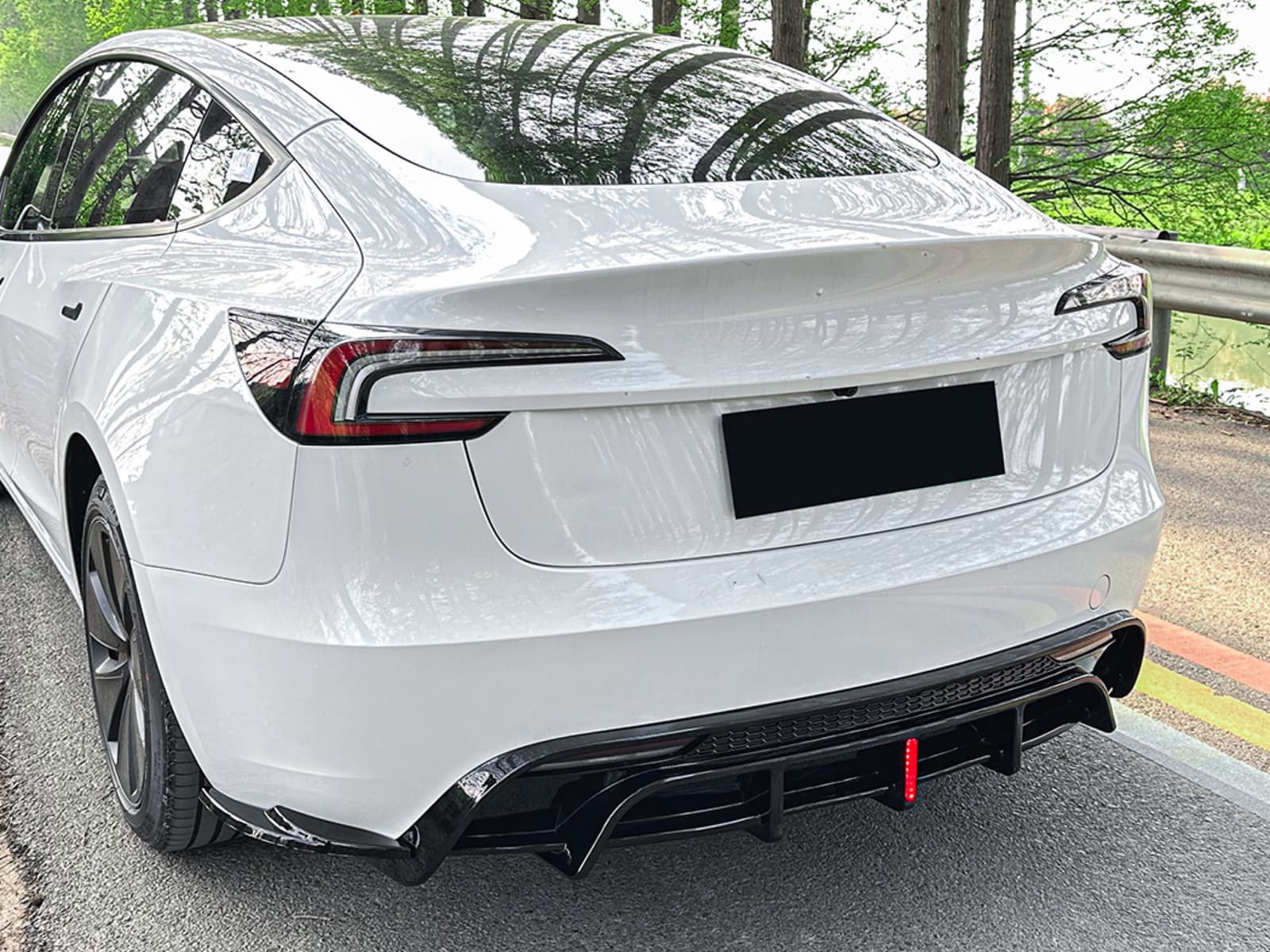 Накладка заднього бампера зі стопом для Tesla Model 3 2025- ABS пластик, колір чорний глянець 2