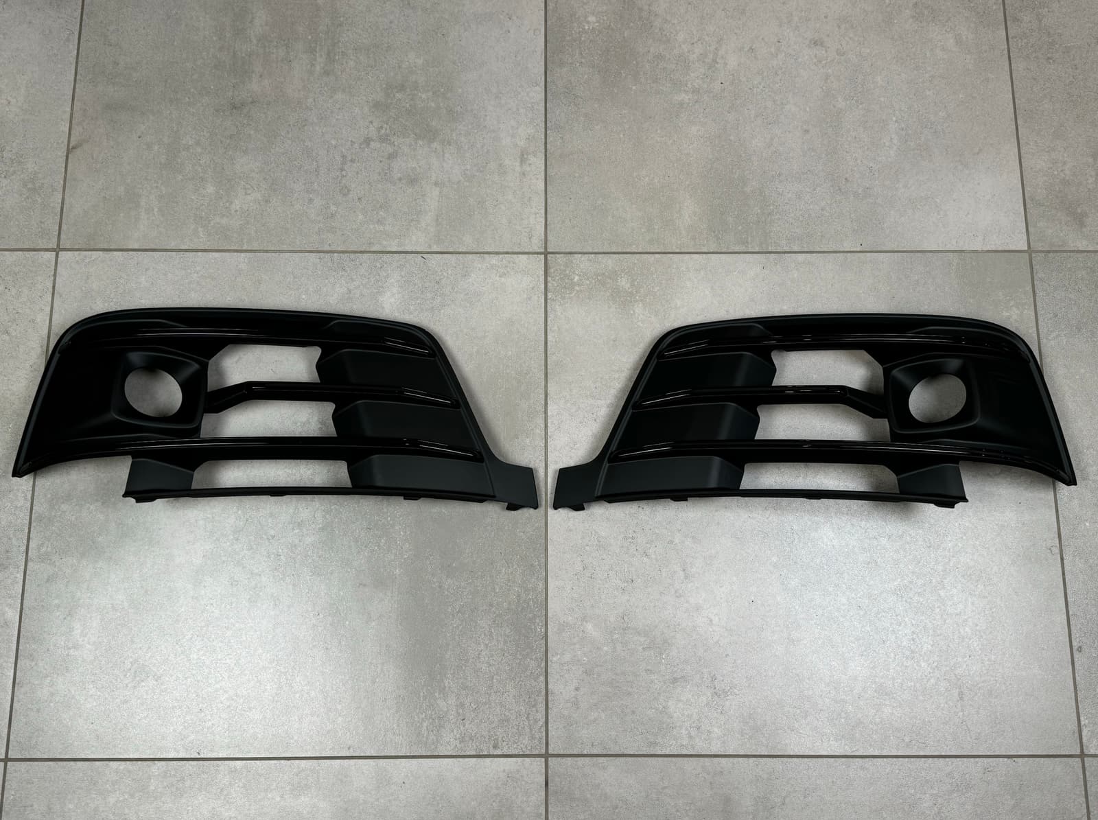 Решітки бамперу S-Line ПІД РАДАРИ Audi Q7 4M 2015-2019 чорні 2шт, ліва 4M0 807 681 / права 4M0 807 682