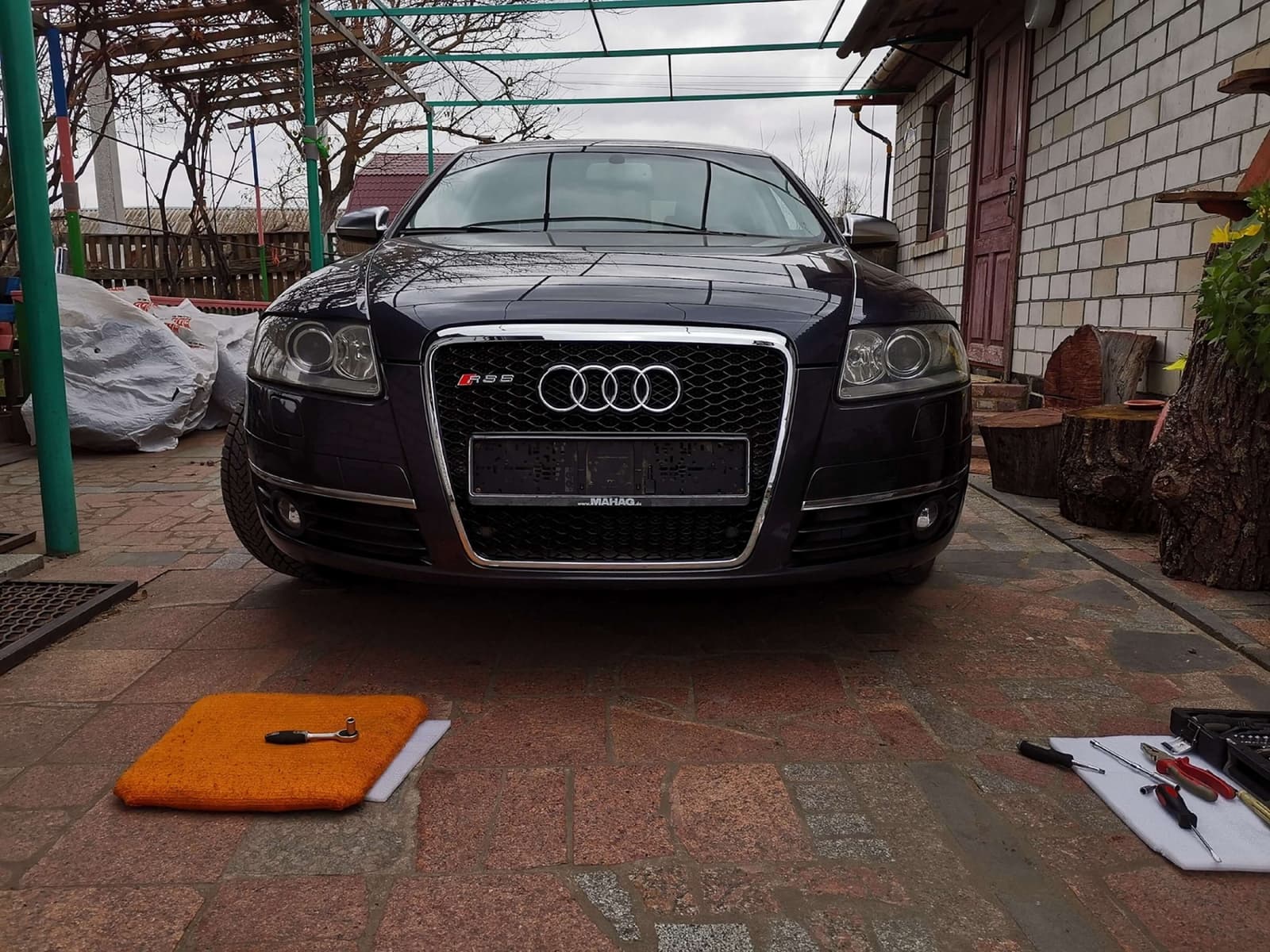 Решітка радіатора Chrome Black (в стилі RS6) без PDC на Audi A6 C6 2004-2011 року 4