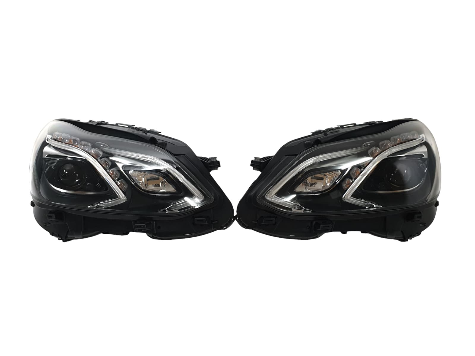 Передні фари LED (апгрейд з Галогену) на Mercedes-Benz E-Class W212 2013-2016 року