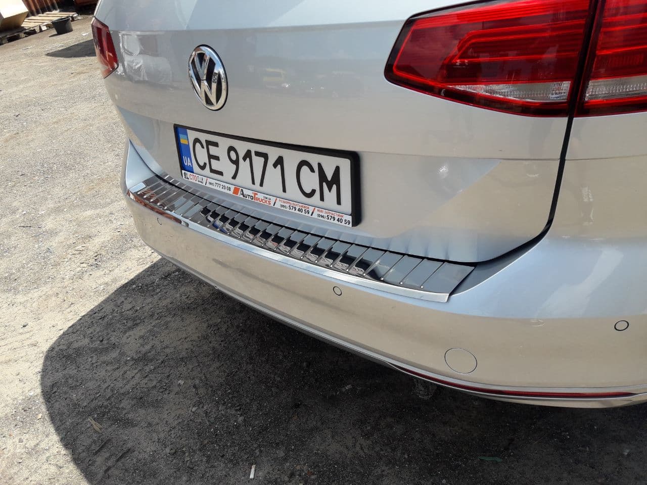 Накладка на задній бампер Carmos V1 (SW)