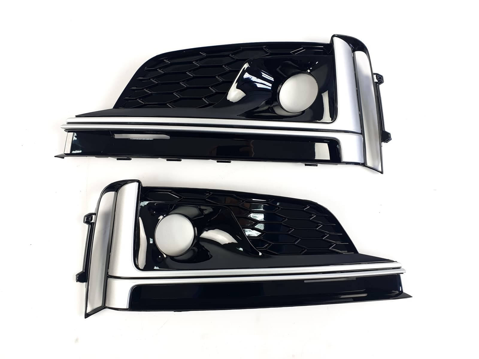 Решітки в бампер Black / Silver (стиль S5 під дистронік) S-Line на Audi A5 B9 2016-2020 року