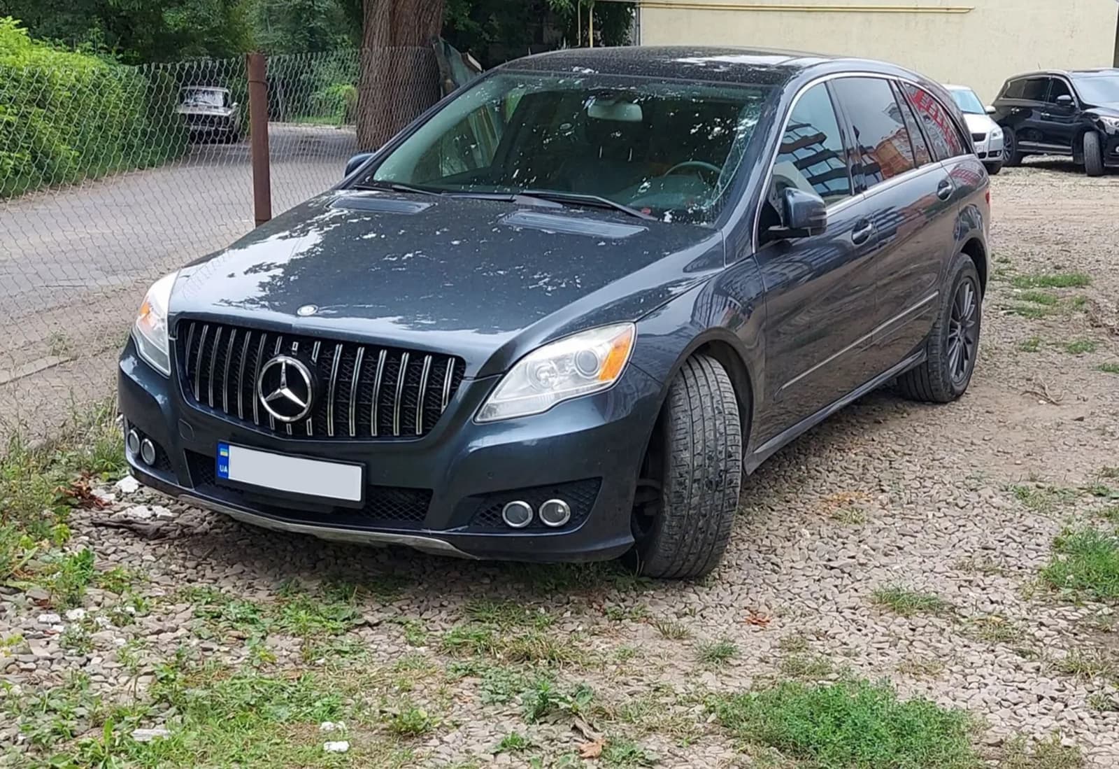 Решітка радіатора Chrome Black GT на Mercedes-Benz R-Class W251 2010-2017 року 4