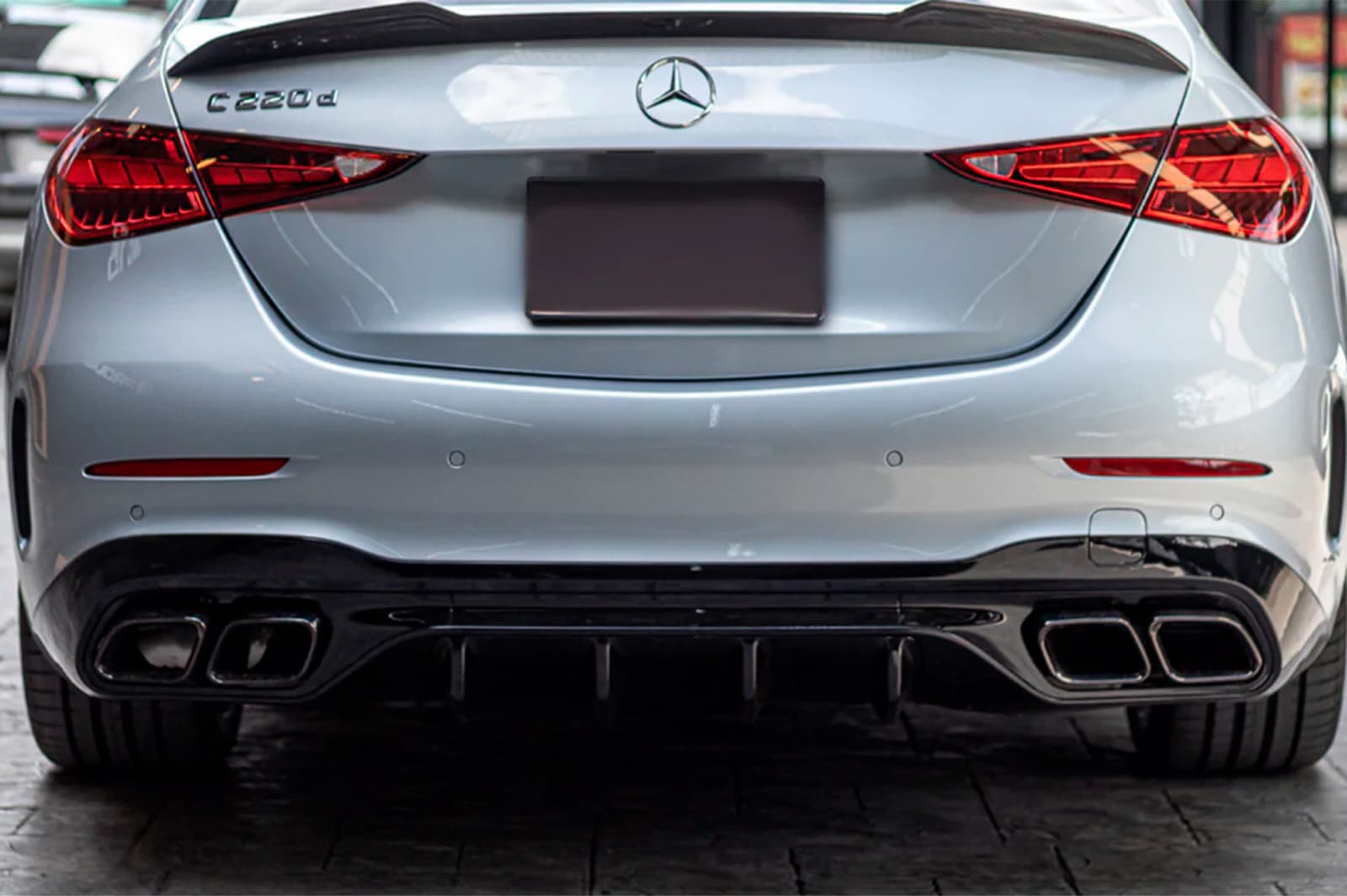 Задній дифузор з насадками (Дизайн AMG C63)