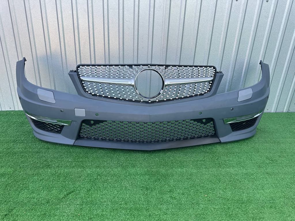 Передній бампер 2011-2014 AMG C63 з решіткою Diamond Silver