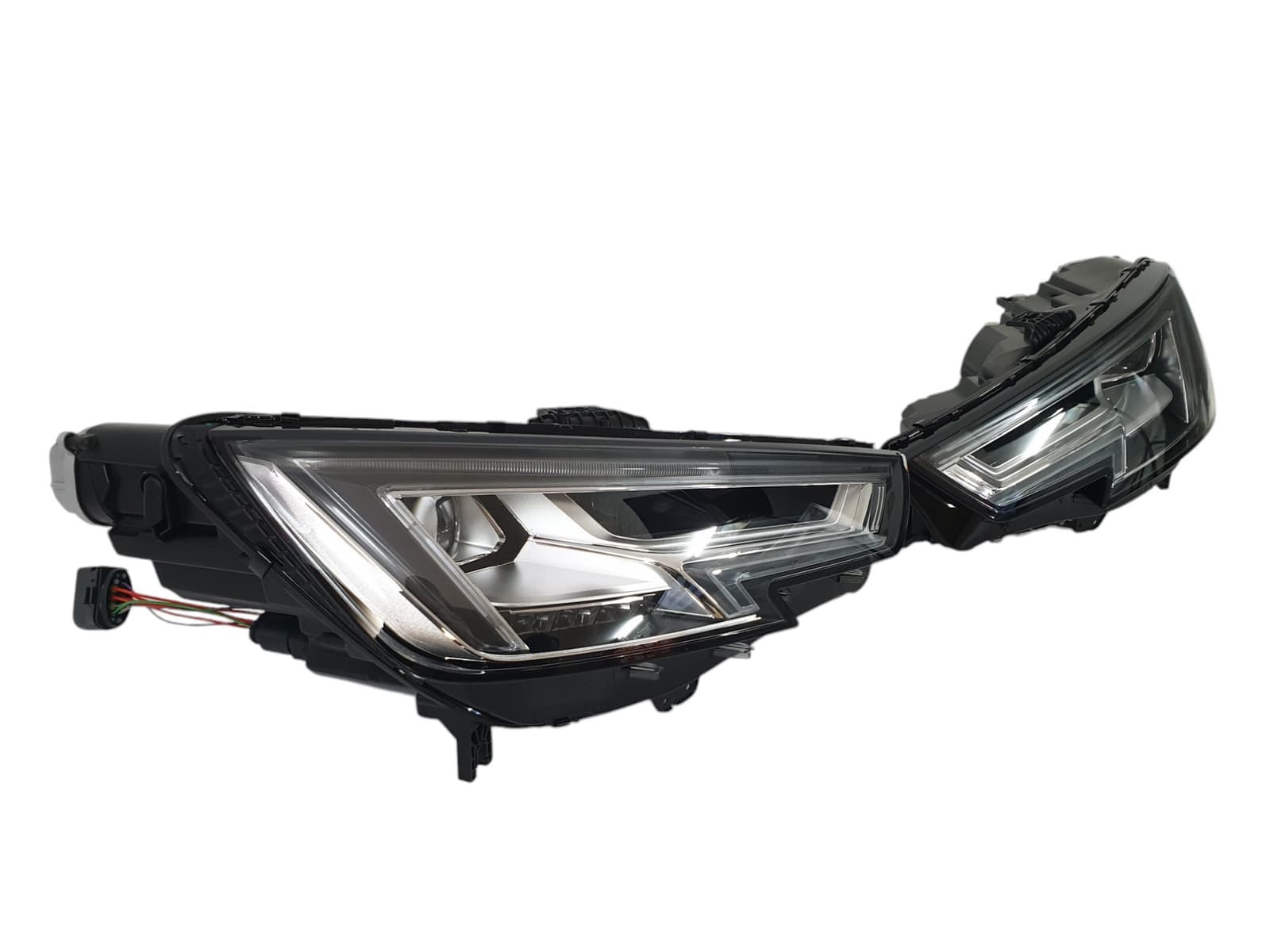 Передні фари (LED Європа заміна ксенона) на Audi A4 B9 2015-2019 року 2