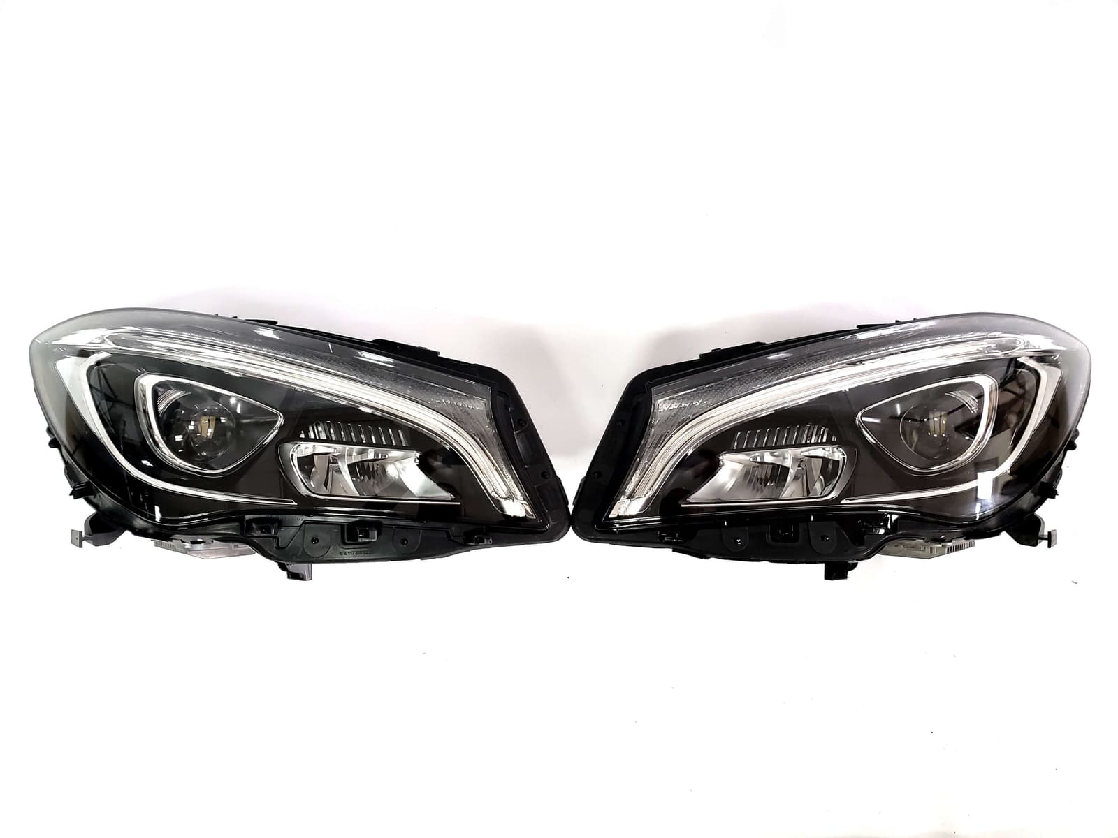 Передні фари Full Led (оригінал комплектні) на Mercedes-Benz CLA-Class C117 2017-2019 року