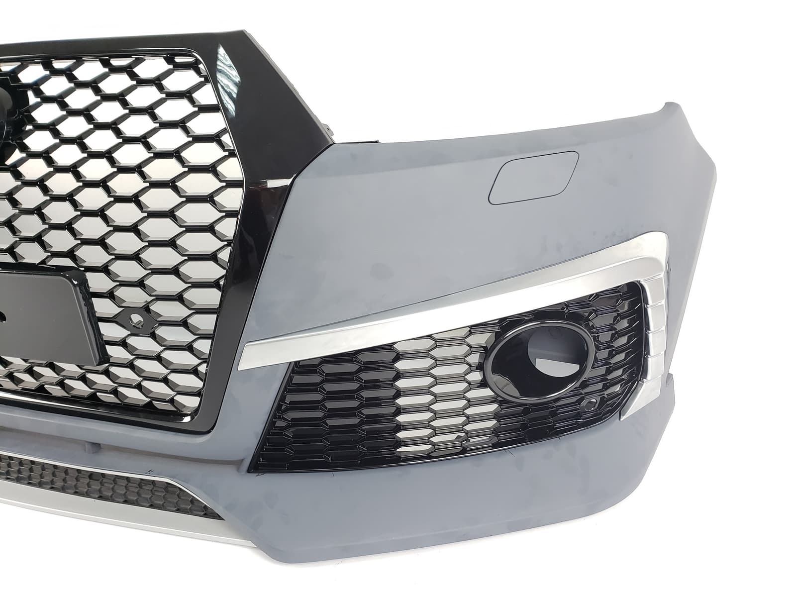 Передній бампер (RS Style) Silver Black на Audi Q7 4M 2015-2020 року 3