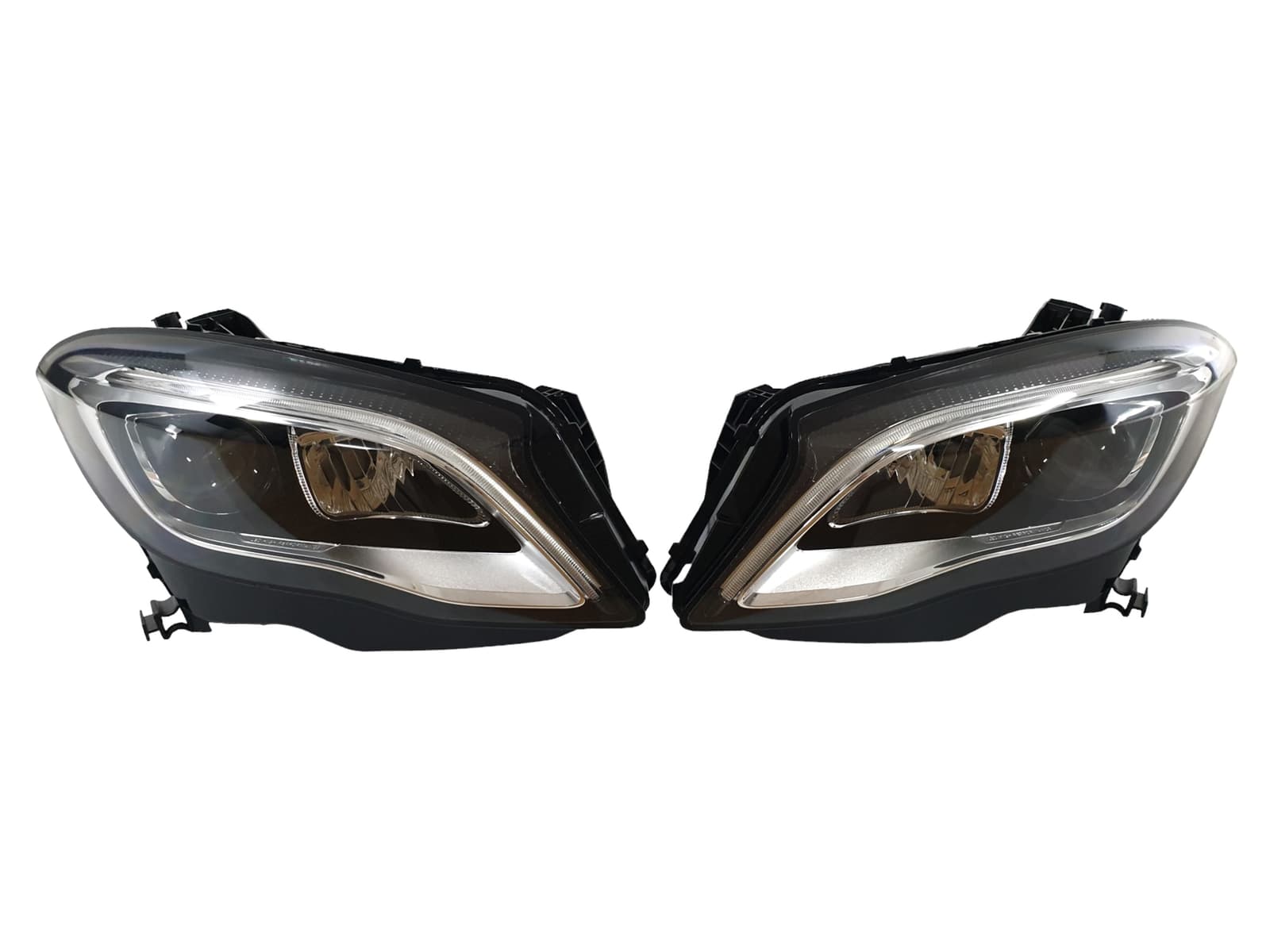 Передні фари LED (апгрейд із Галогену) на Mercedes-Benz GLA-Class X156 2013-2017 року