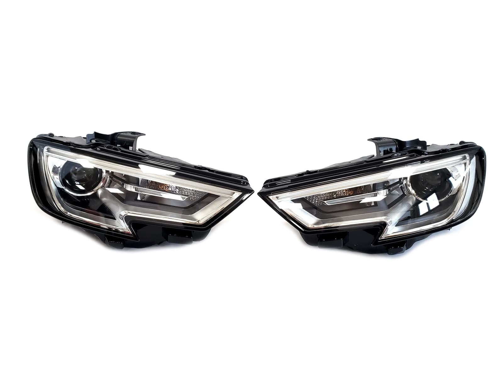 Передні фари (Bi-Xenon Європа комплектні) на Audi A3 8V 2016-2020 року
