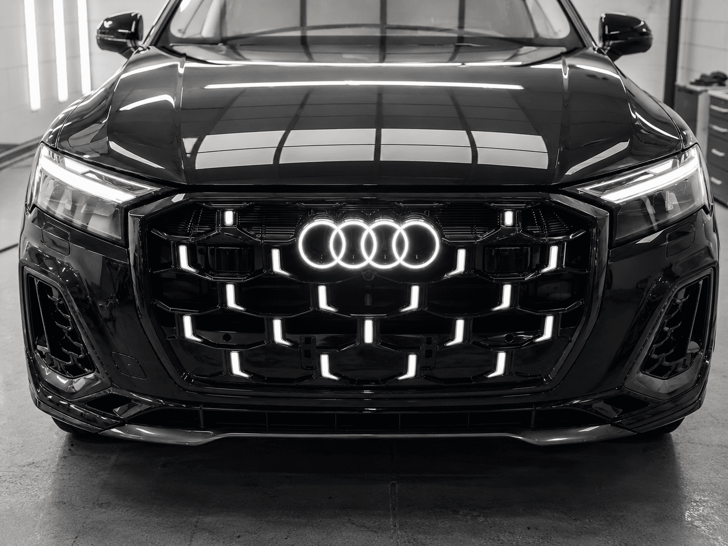 Передня решітка RSQ-Style LED (2024-2026, чорний глянець)