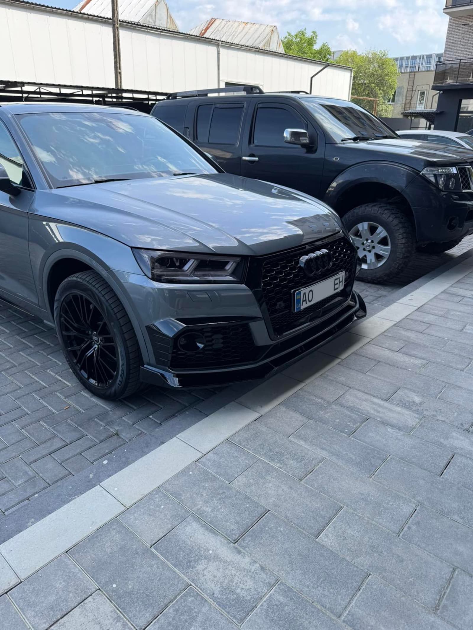 Губа (переднього бампера) Чорний глянець (під RS бампер) на Audi Q5 80A 2016-2020 року 4