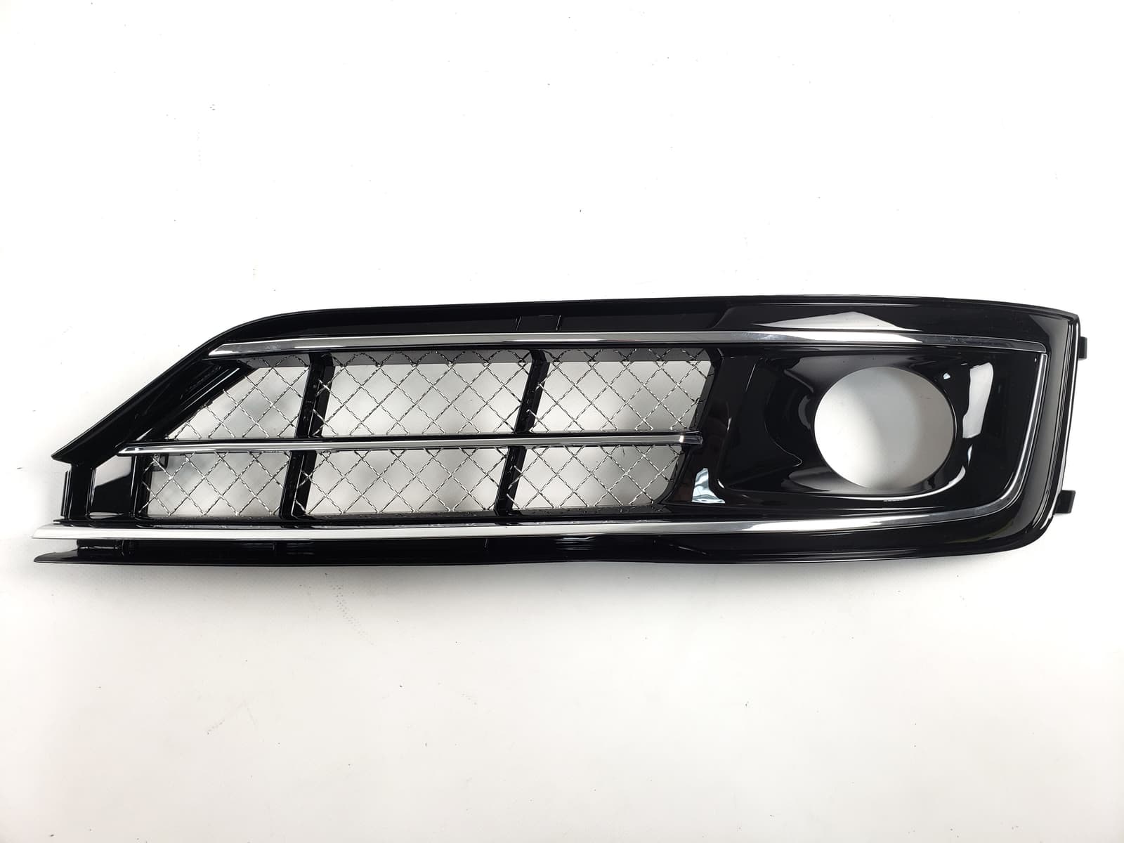 Решітки в бампер Chrome Black (стиль W12 під дистронік) на Audi A8 D4 2014-2017 року 3