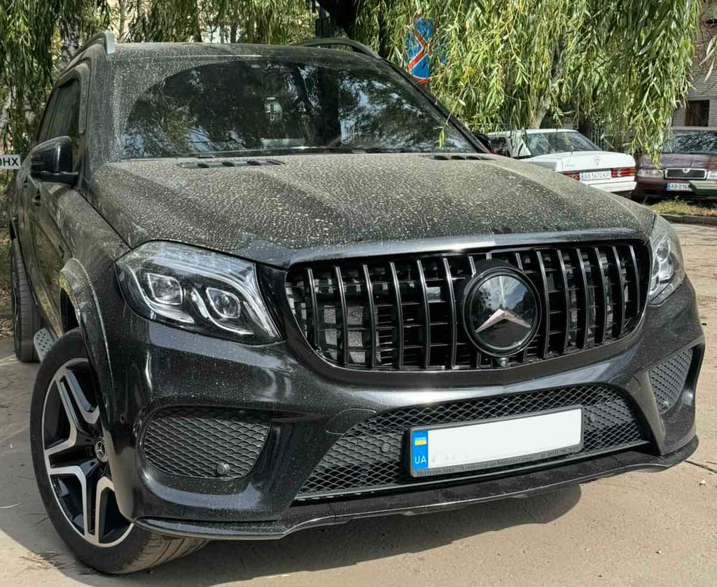 Передня емблема під склом, чорна окантовка a0008880111 (Для GLS)