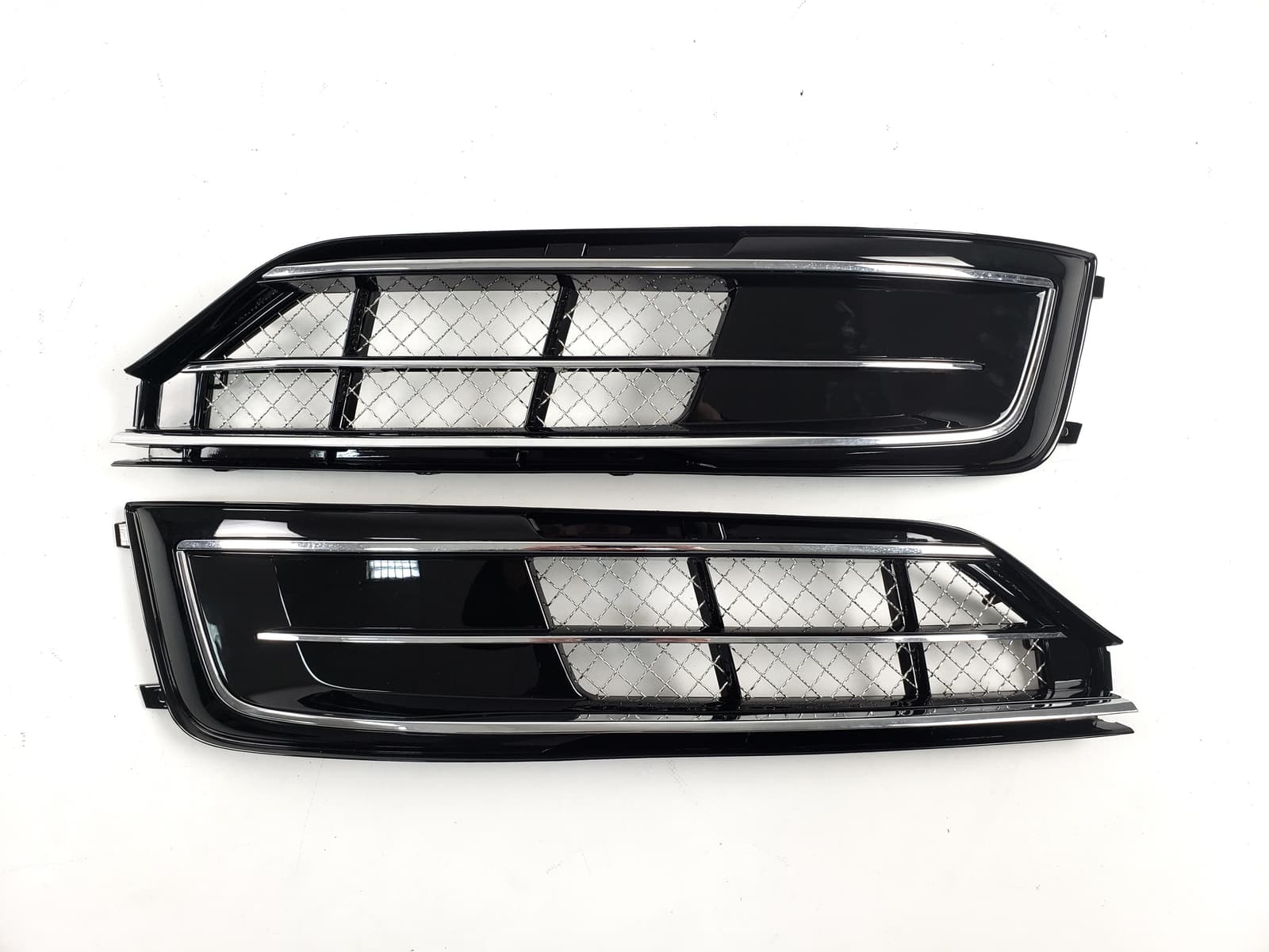 Решітки в бампер Chrome Black (стиль W12) на Audi A8 D4 2014-2017 року