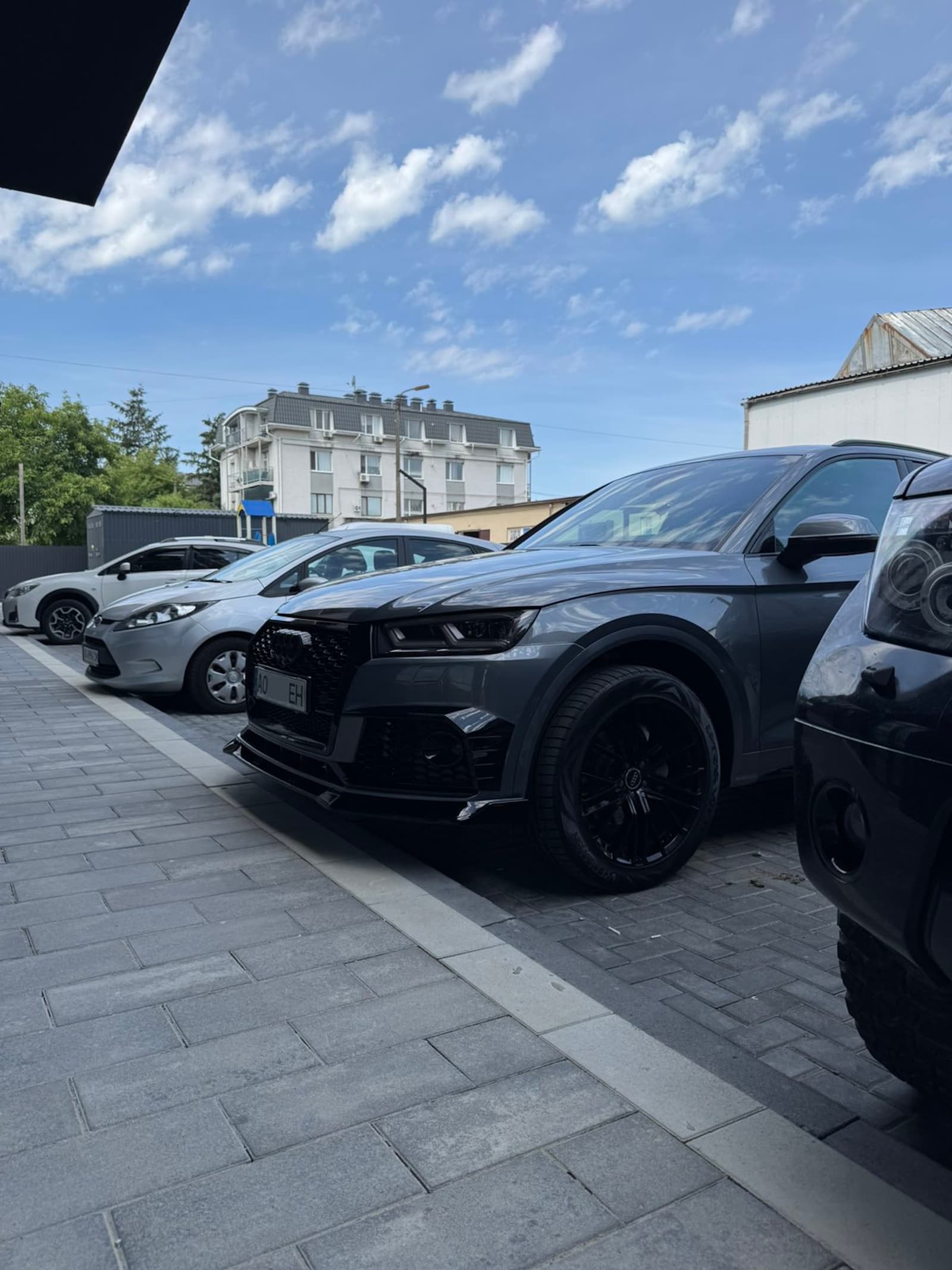 Губа (переднього бампера) Чорний глянець (під RS бампер) на Audi Q5 80A 2016-2020 року 5