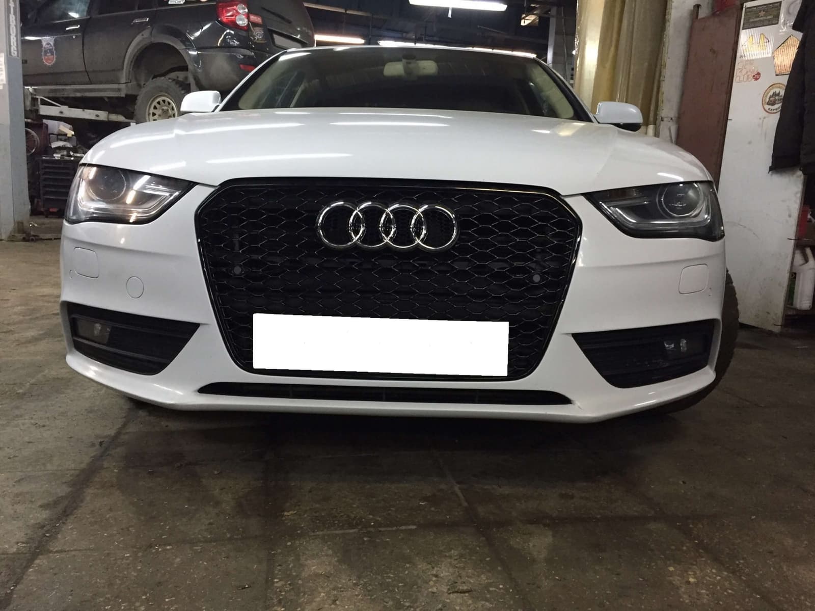 Решітка радіатора Full Black (стилі RS4) на Audi A4 B8 2011-2015 року 6