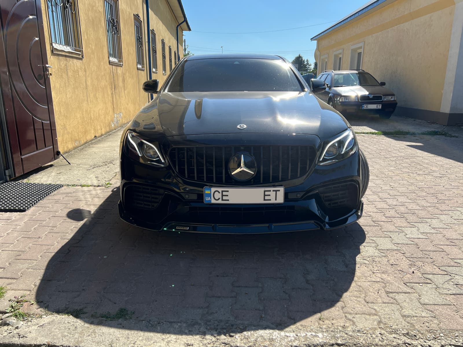 Губа (переднього бампера) Чорний глянець на Mercedes-Benz E-Class W213 2016-2020 року 4