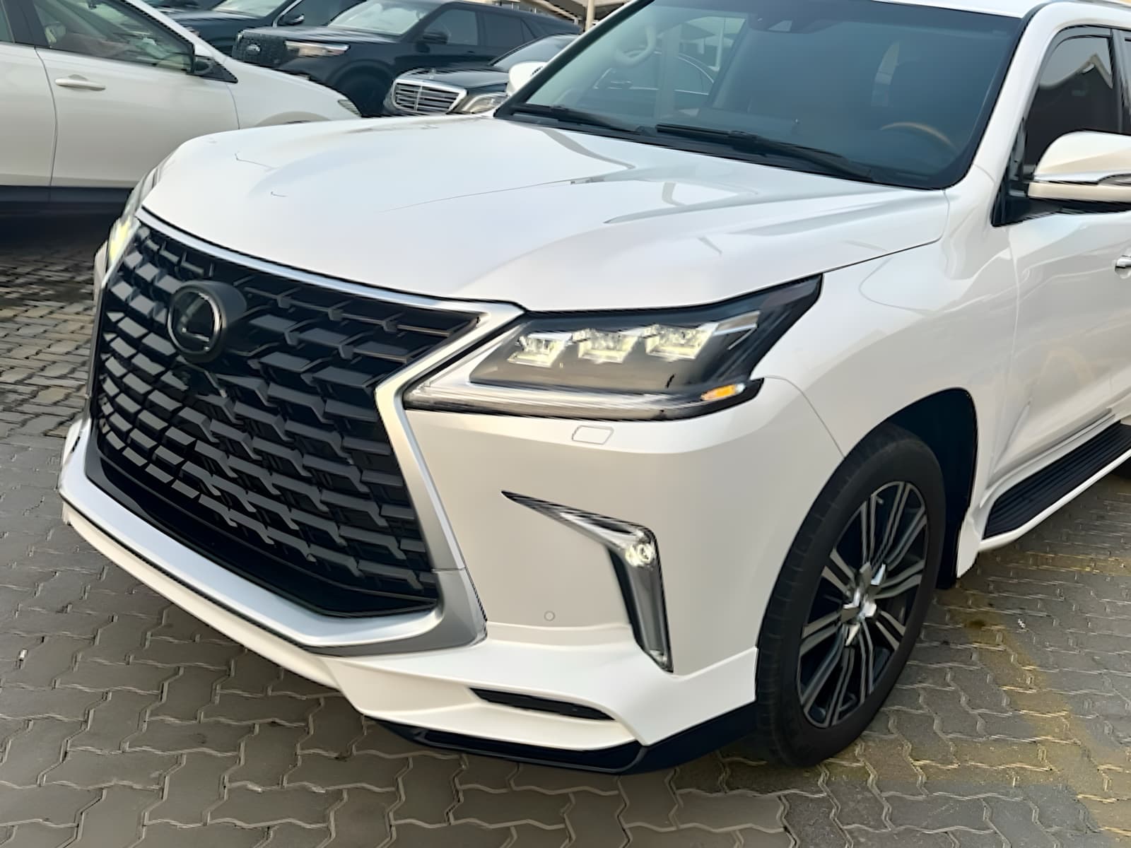 Обвіс спідниця переднього бампера Lexus LX 570 450d 2015-2022 колір білий 3