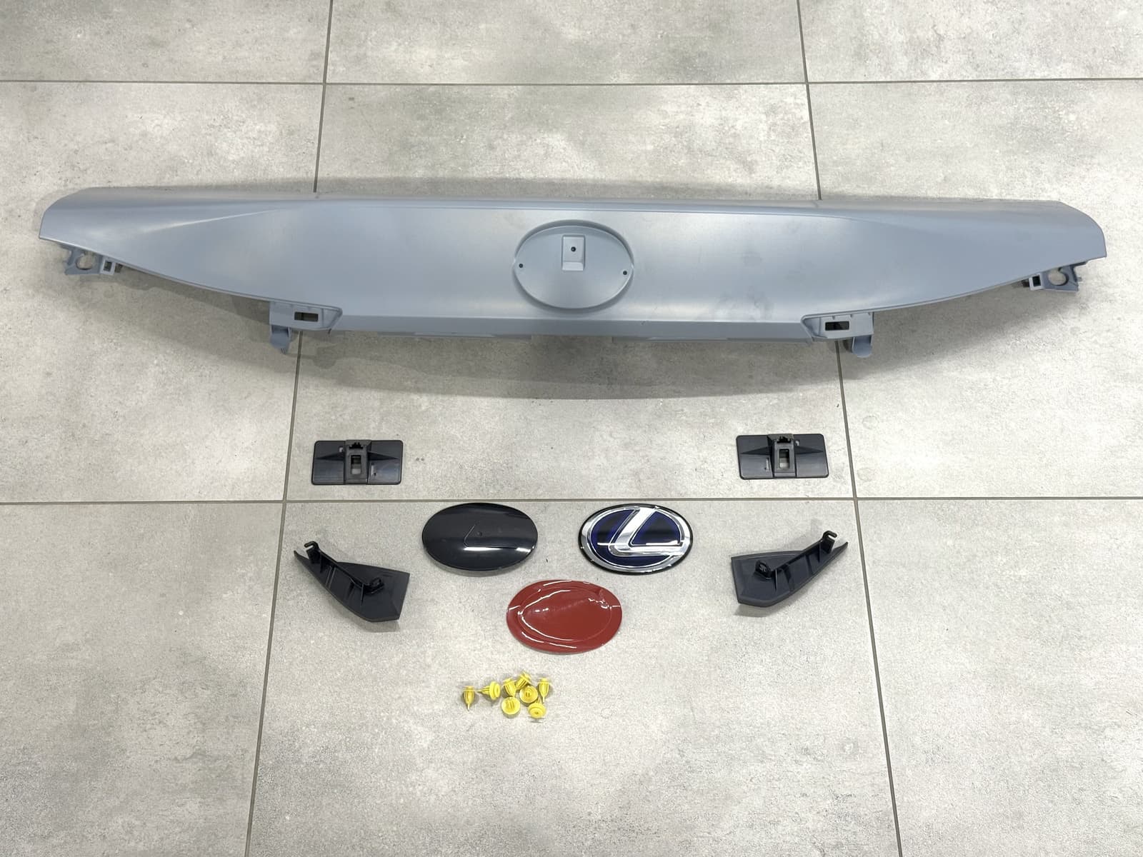 Накладка кришки багажника рестайлінг 2017+ для Lexus CT 200h 2010-2021