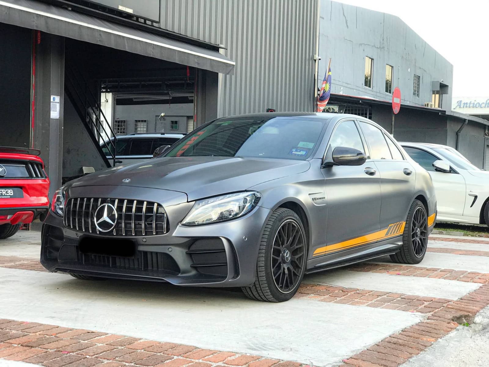 Комплект обвісів з заднім дифузором (дизайн Black Mamba C63GT)