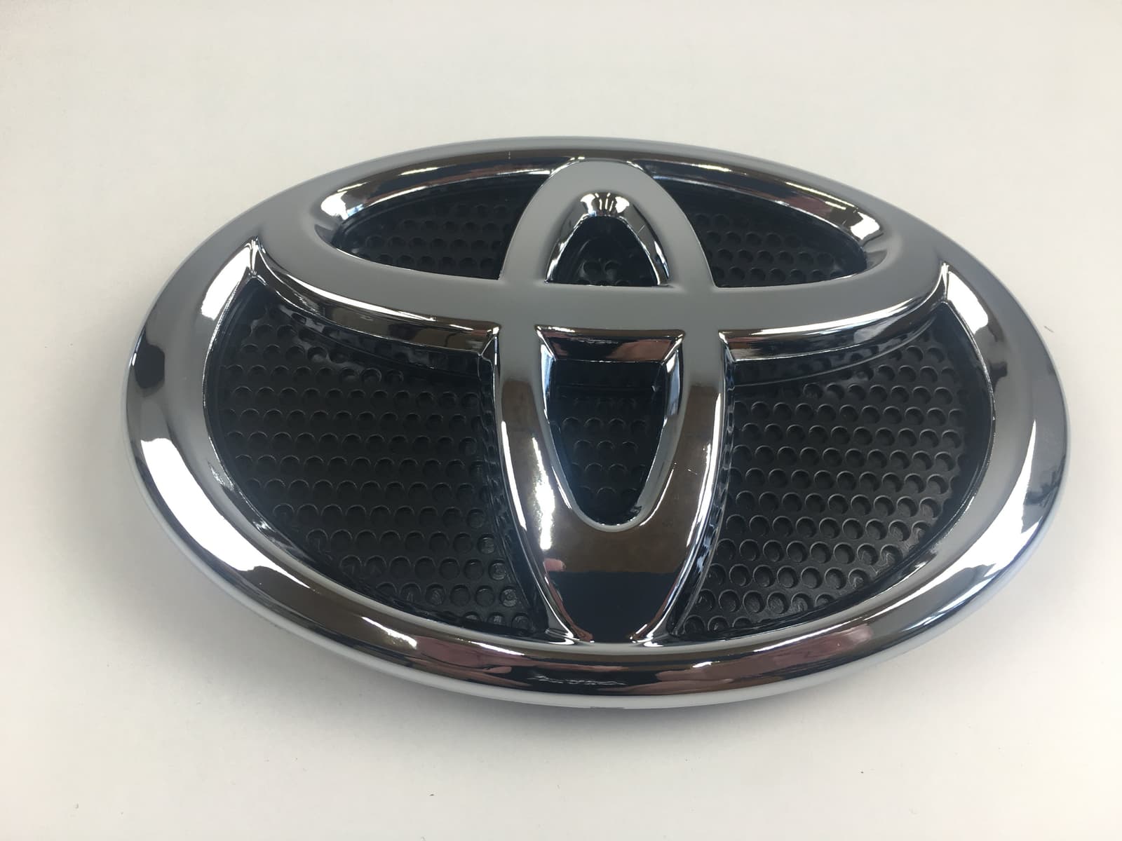 Емблема Toyota Land Cruiser 200 2015+ / Prado 150 2018+