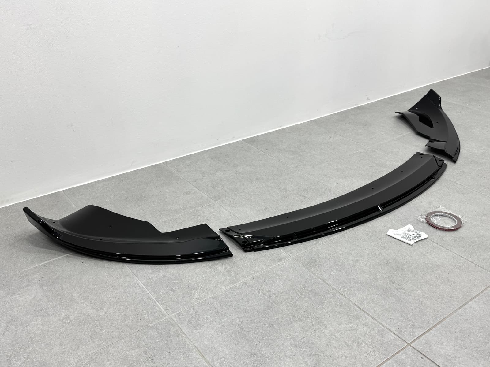 Накладка переднього бампера для Tesla Model 3 2025- ABS пластик, колір чорний глянець 3