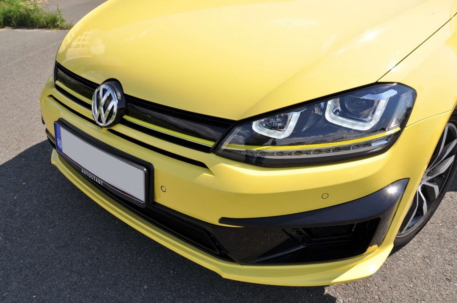 Передній бампер (стиль R400) на Volkswagen Golf VII 2012-2017 року 6