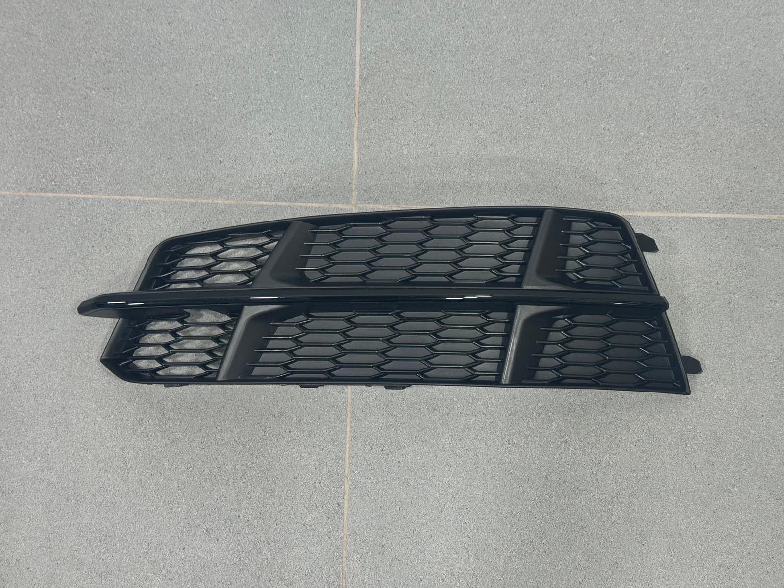 Решітка в бампер ліва BLACK S Line - AUDI A6 (С7 рест.) 4G0807681AN