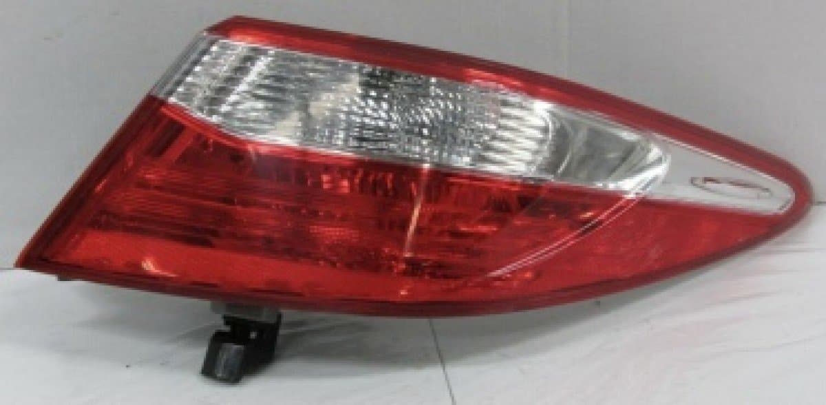 Задній ліхтар правий зовнішній Toyota Camry 55 USA 2014-2017 1шт.