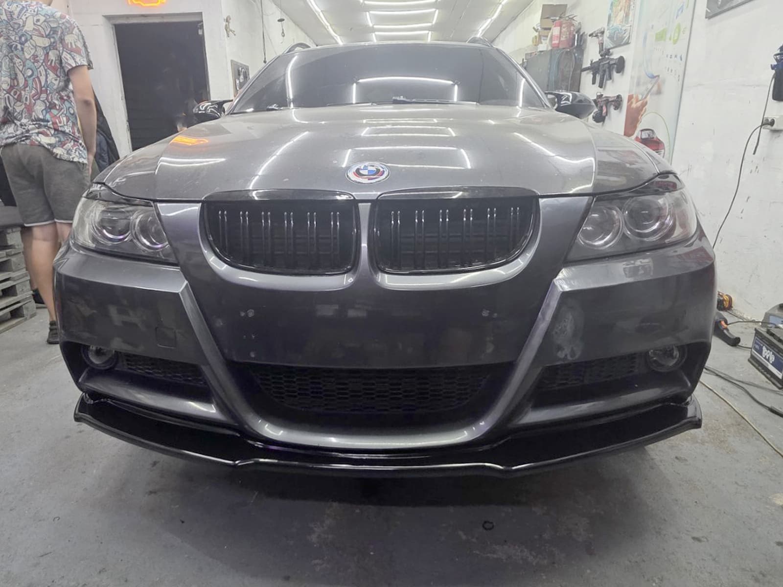 Передня Lip накладка (для E90 M-Sport 2005-2008, чорний глянець) 4