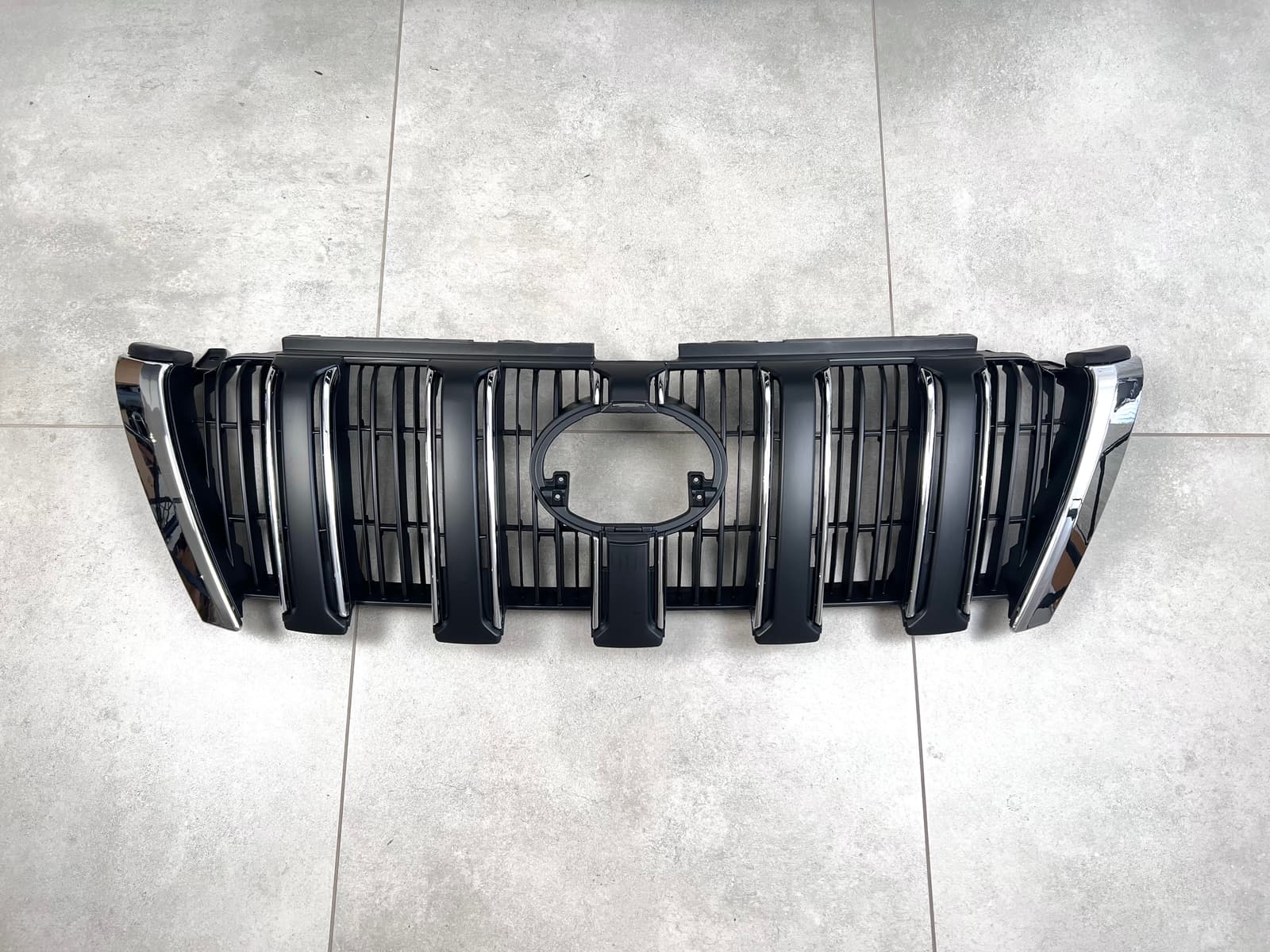 Решітка радіатора штатна Toyota Land Cruiser Prado 150 2013-2017 колір чорний
