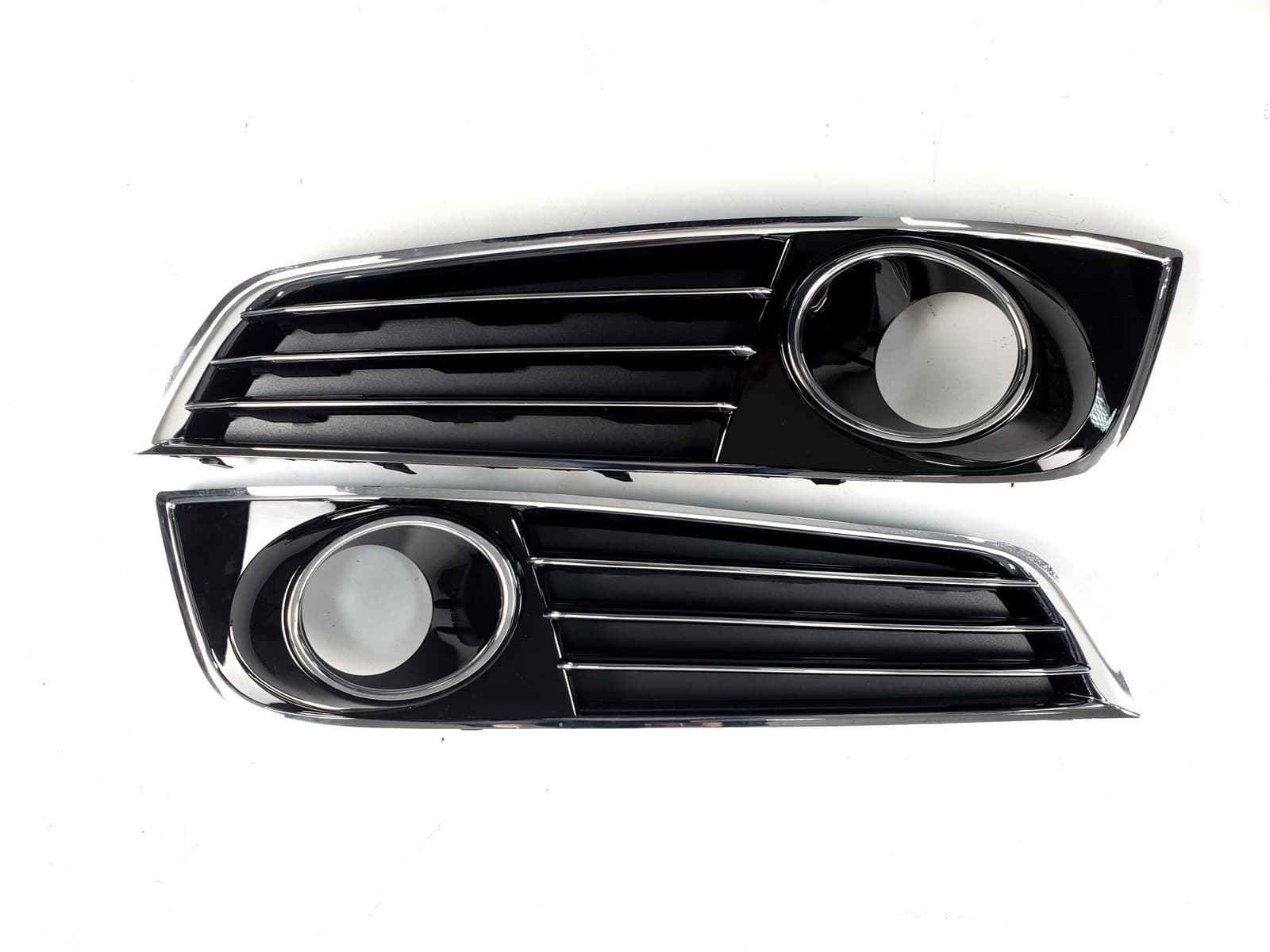Решітки в бампер Chrome Black (стиль W12 під дистронік) на Audi A8 D4 2014-2017 року
